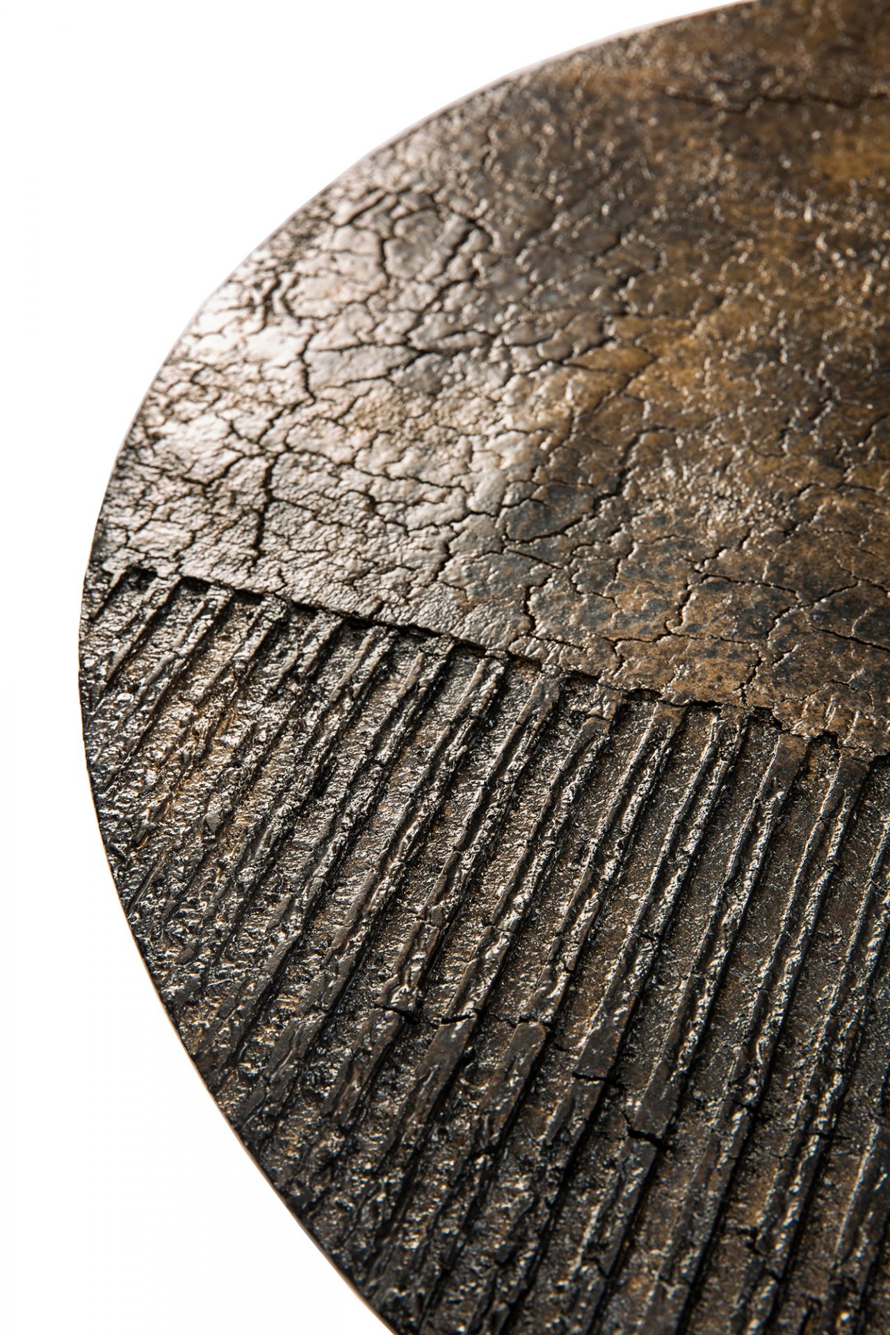 Detailaufnahme der Tischplatte des Luna Couchtischs von Ethnicraft, Lava-Optik mit linearem Muster.