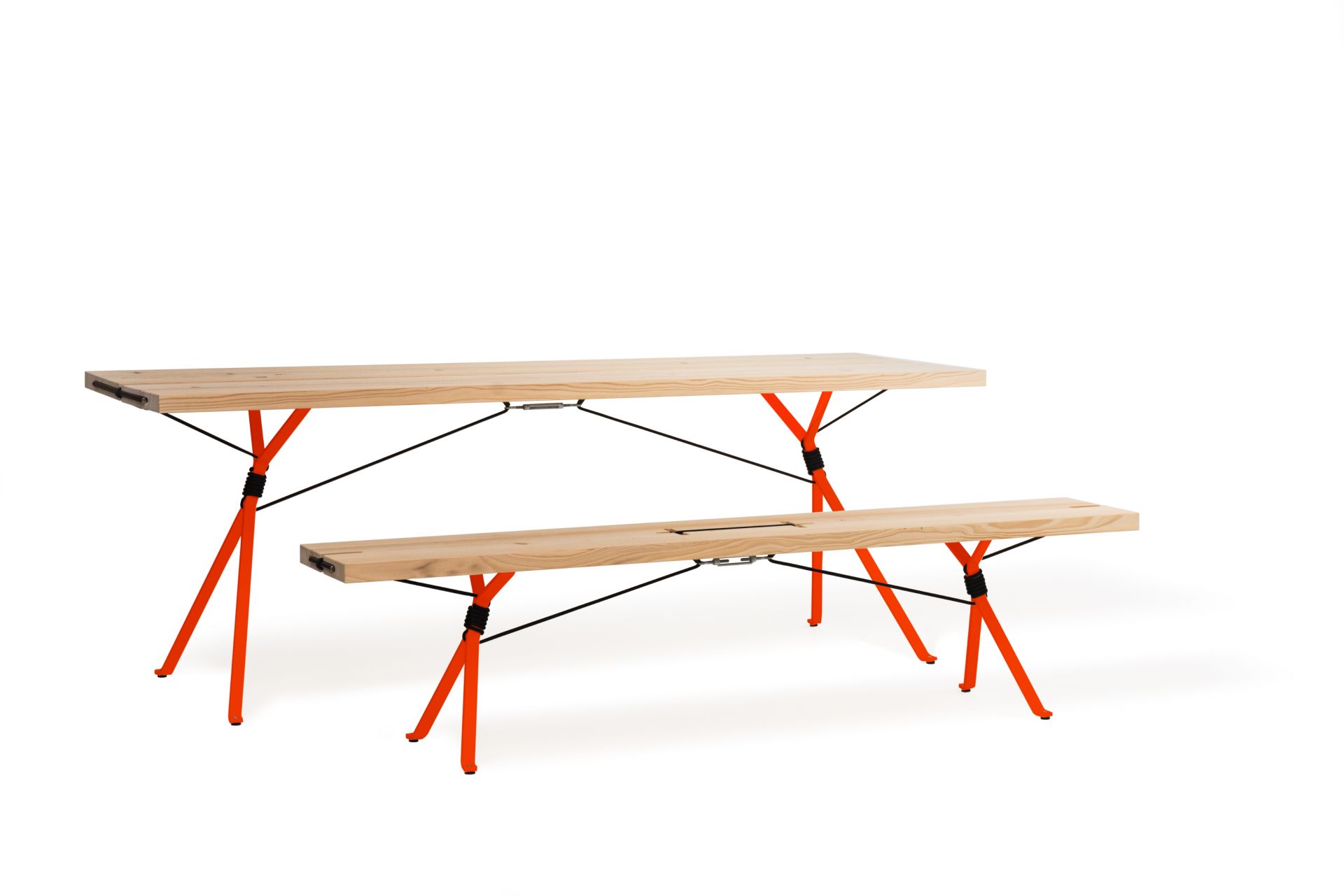 Kampenwand Bank von Nils Holger Moormann: Moderne Holzbank mit auffälligem, orangefarbenem Gestell für Esszimmer und Garten.