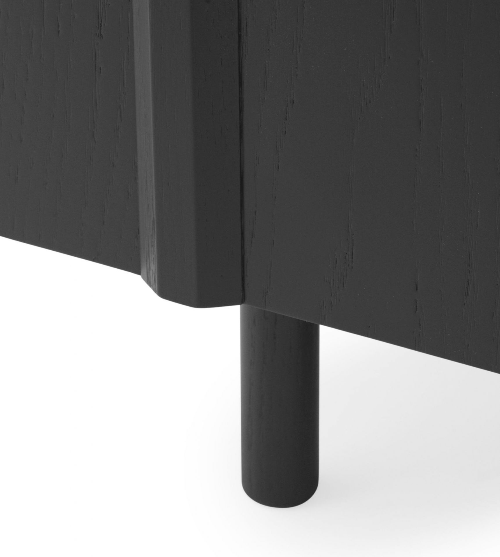 Detailaufnahme des schwarzen Normann Copenhagen Rib Sideboards mit gerippter Oberfläche und zylindrischen Füßen.