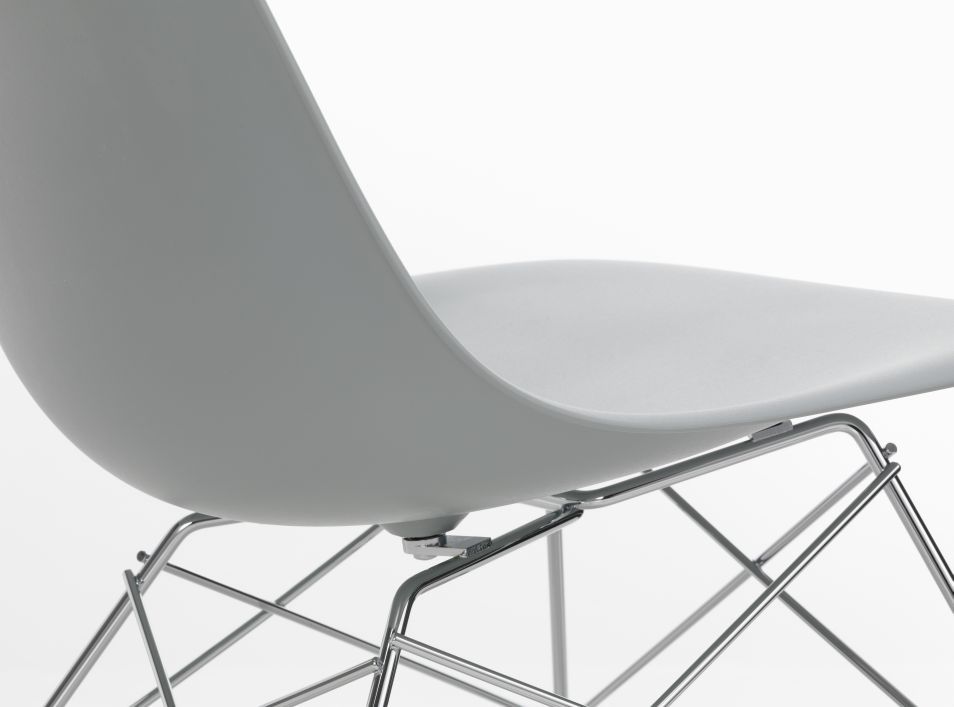 Detailaufnahme des Eames Plastic Side Chair LSR Stuhls von Vitra, graue Sitzschale mit verchromtem Drahtgestell.