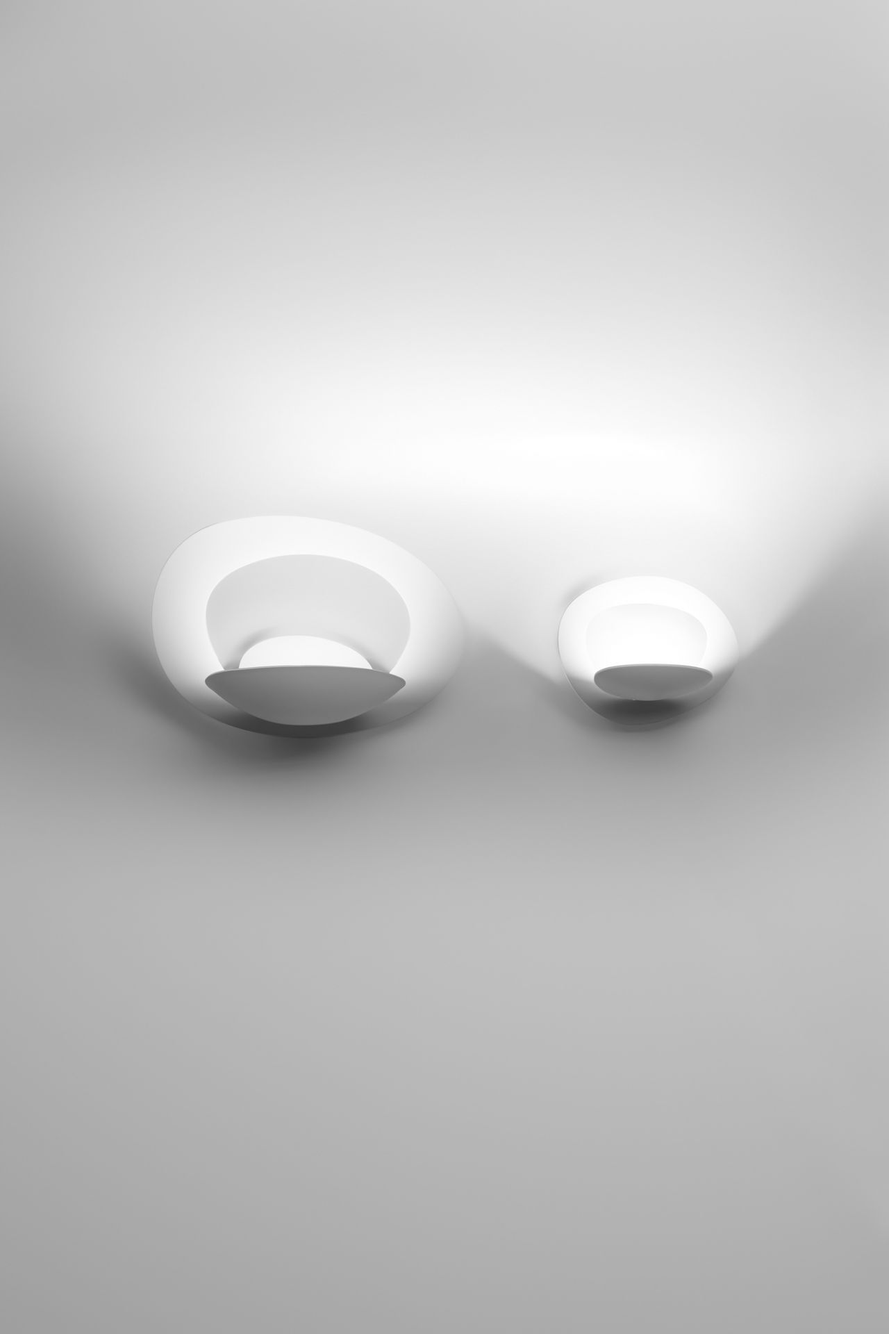 Zwei weiße Pirce Wandleuchten von Artemide, moderne LED-Wandbeleuchtung für indirektes Licht.