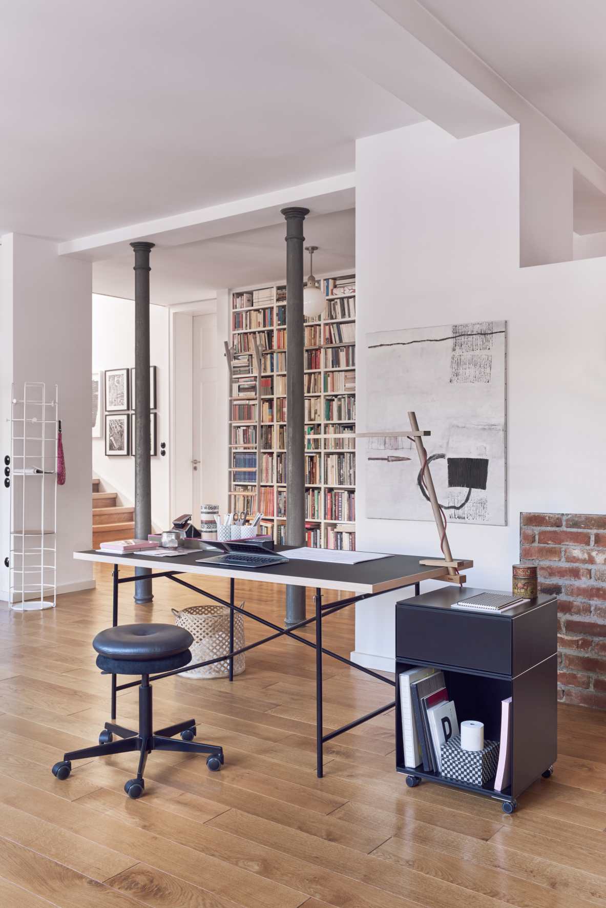 Heller Raum mit Eiermann Tisch, schwarzem Gestell und Schreibtischzubehör für Büro oder Homeoffice.