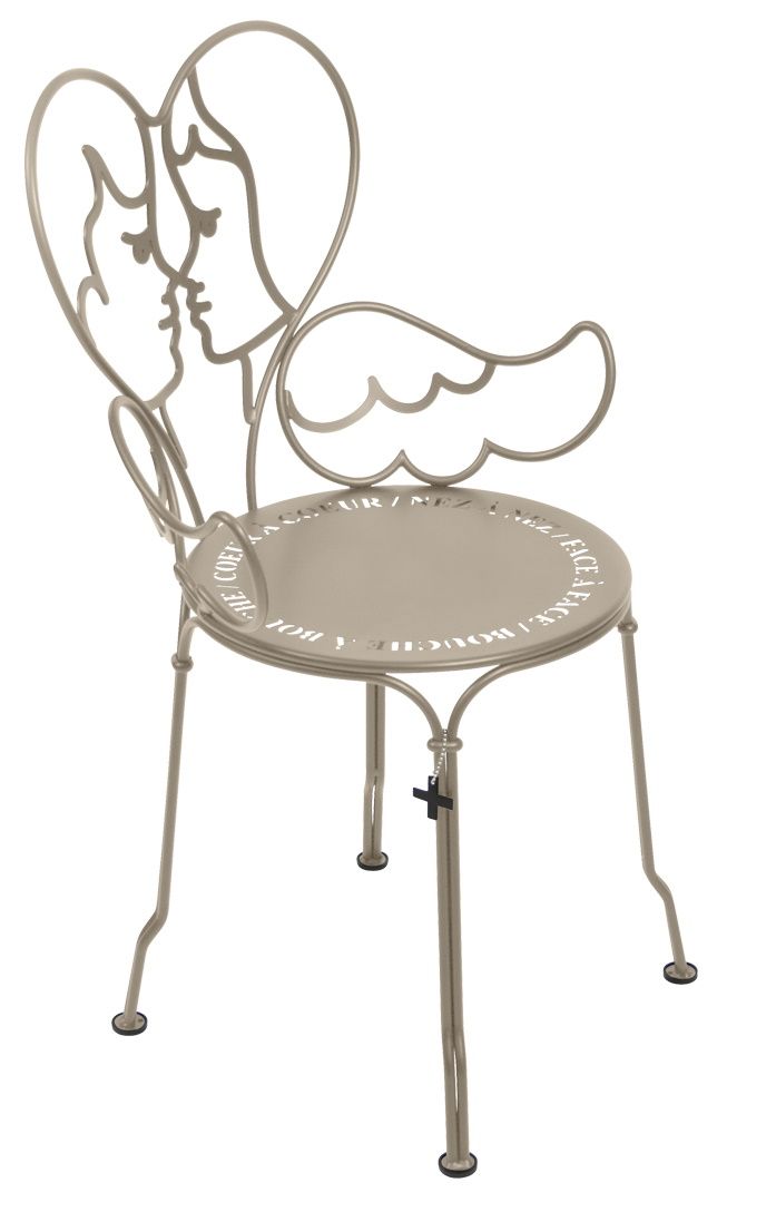 Ange Stuhl von Fermob, Outdoor-Stuhl aus Metall mit Engel-Motiv und herzförmiger Rückenlehne.