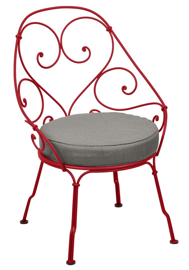 Roter 1900 Fermob Sessel Cabriolet Outdoor mit grauem Sitzkissen, filigranes Design für Garten, Terrasse und Balkon.