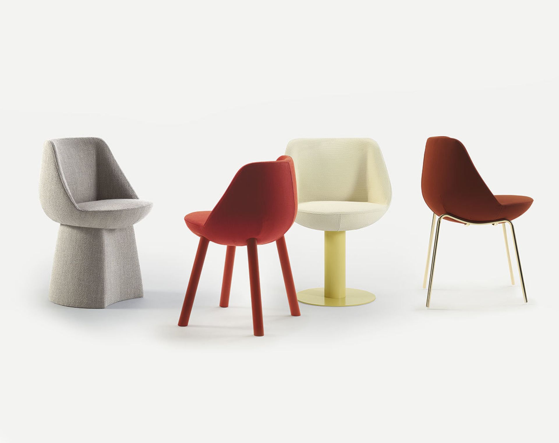 Vier verschiedene moderne Stühle, darunter ein Magnum Stuhl, in Grau, Rot, Beige und Mango.