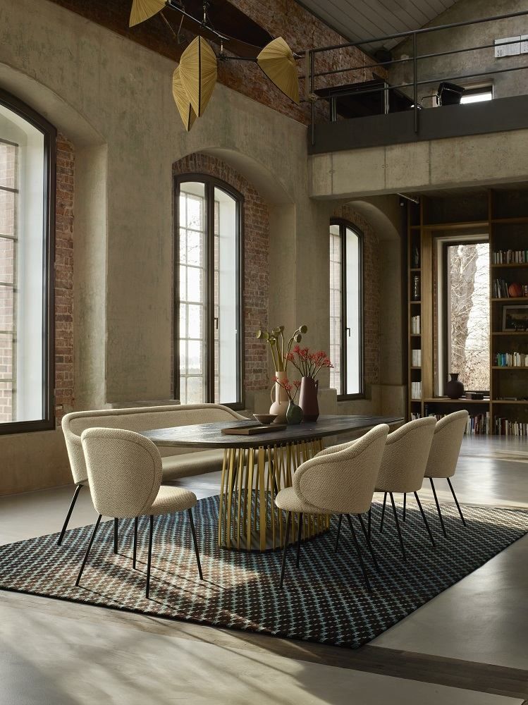 Ona 2020 Side Chair Stuhl von Freifrau Manufaktur in beigem Stoffbezug am Esstisch.