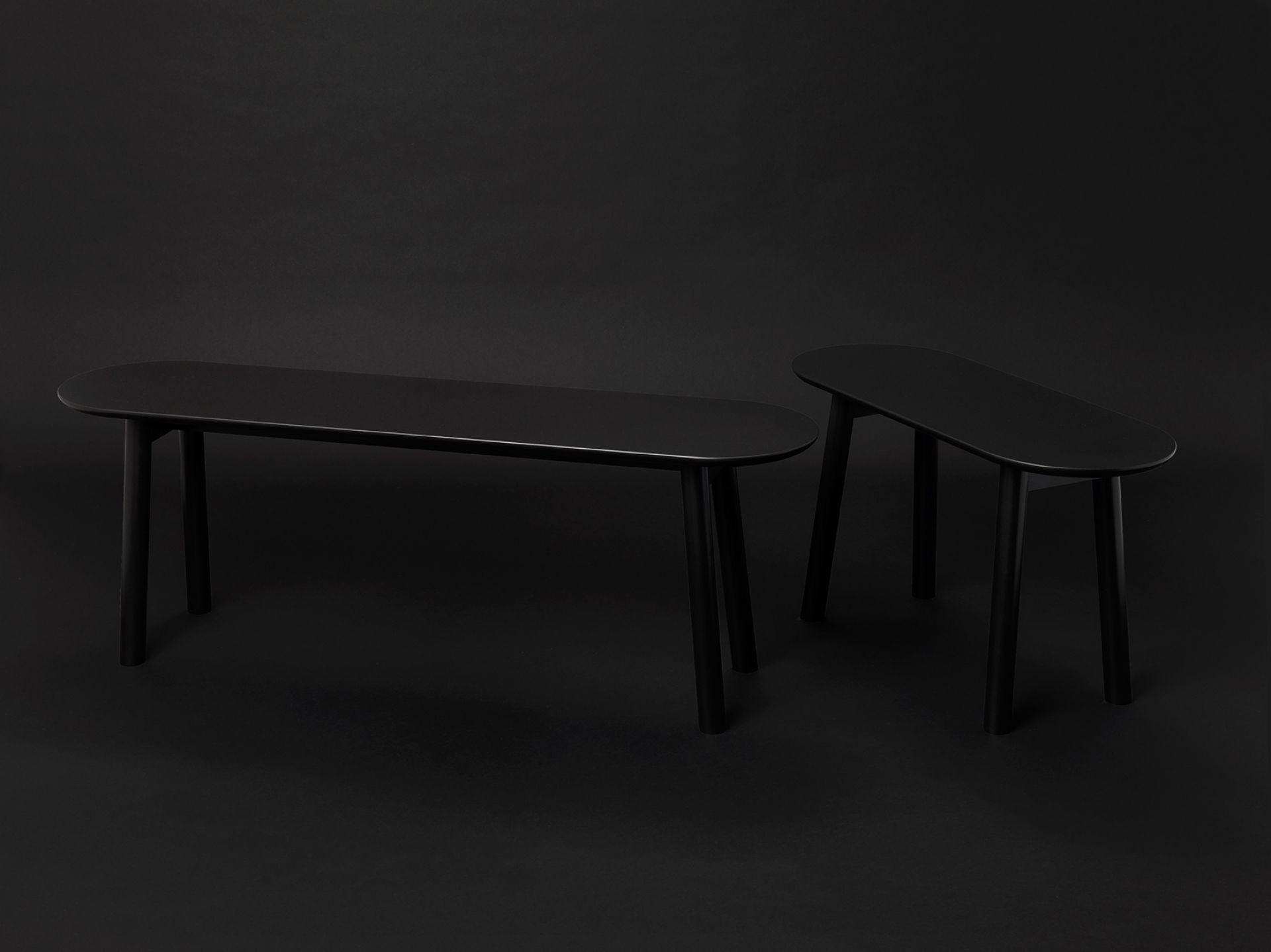 Schwarze Mala Sitzbank von Schönbuch, minimalistisches Designmöbel für Flur und Eingangsbereich, moderne Holzbank.