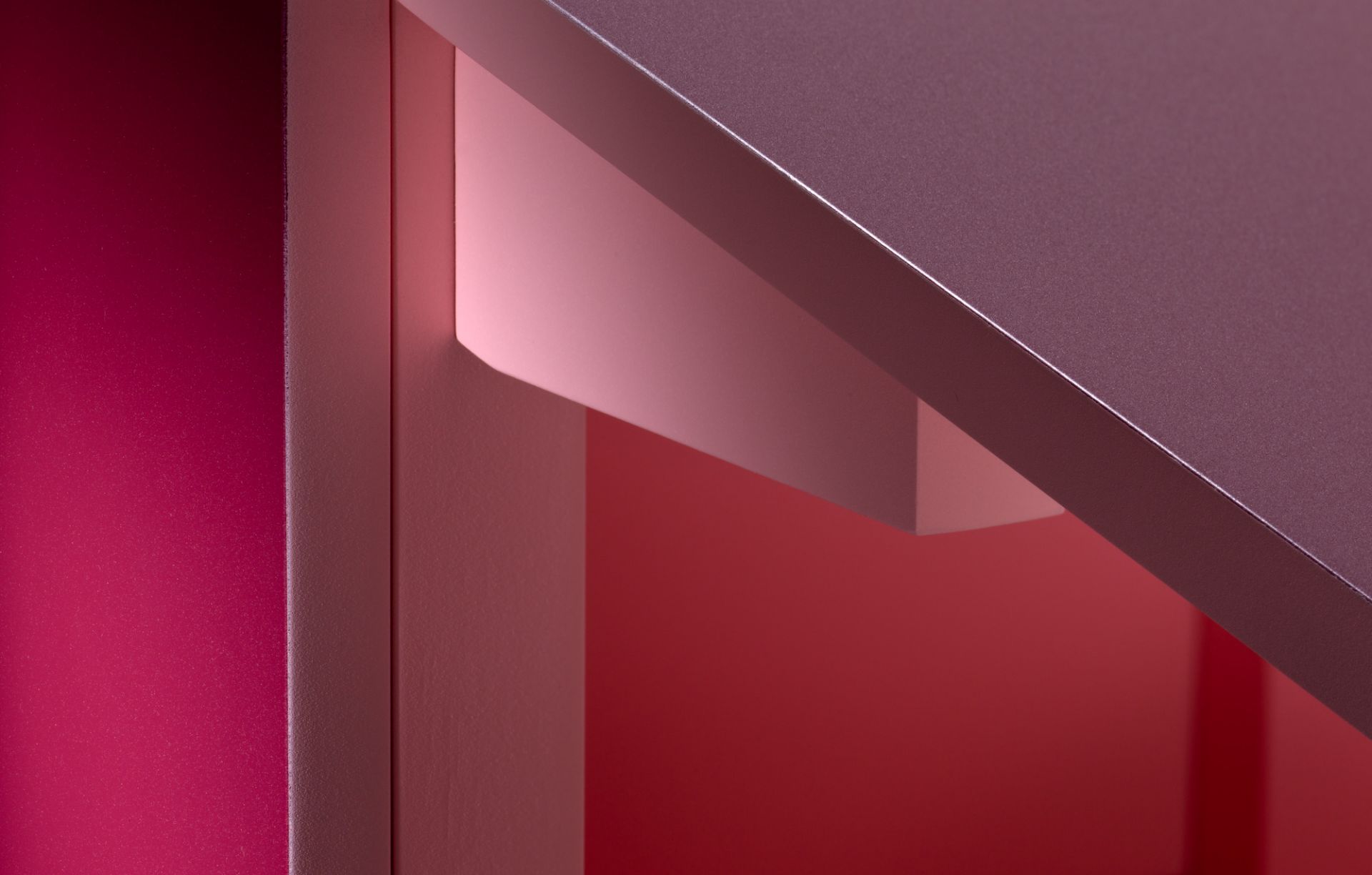 Detailaufnahme vom K10N Klapptisch von Tecta in Rot, Bauhaus Design, ideal für kleine Räume.