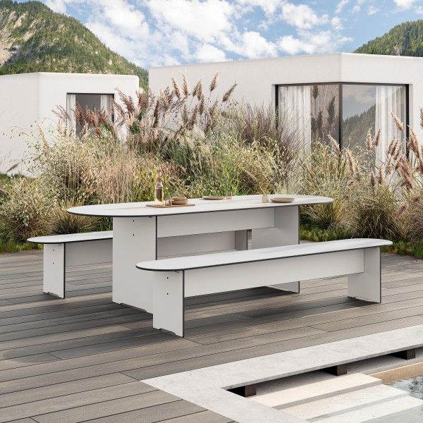 Helle Riva Vario Bank, eine moderne Gartenbank aus Holz für den Außenbereich.