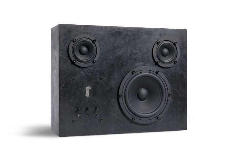 Schwarzer Stahl Lautsprecher mit drei Lautsprechern und Anschlüssen, modernes Audio-System für Musikliebhaber.