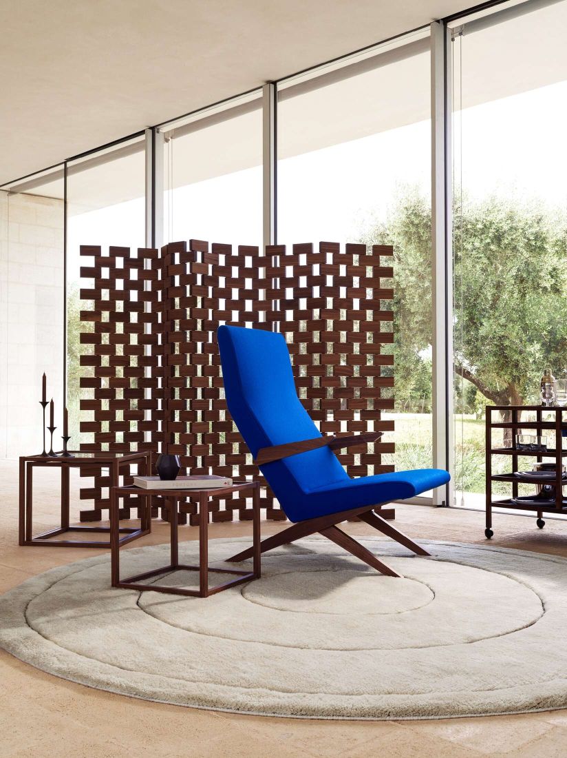 537 Paravent Ambassade Raumteiler von Cassina aus Holz, im modernen Wohnzimmer mit Sessel.