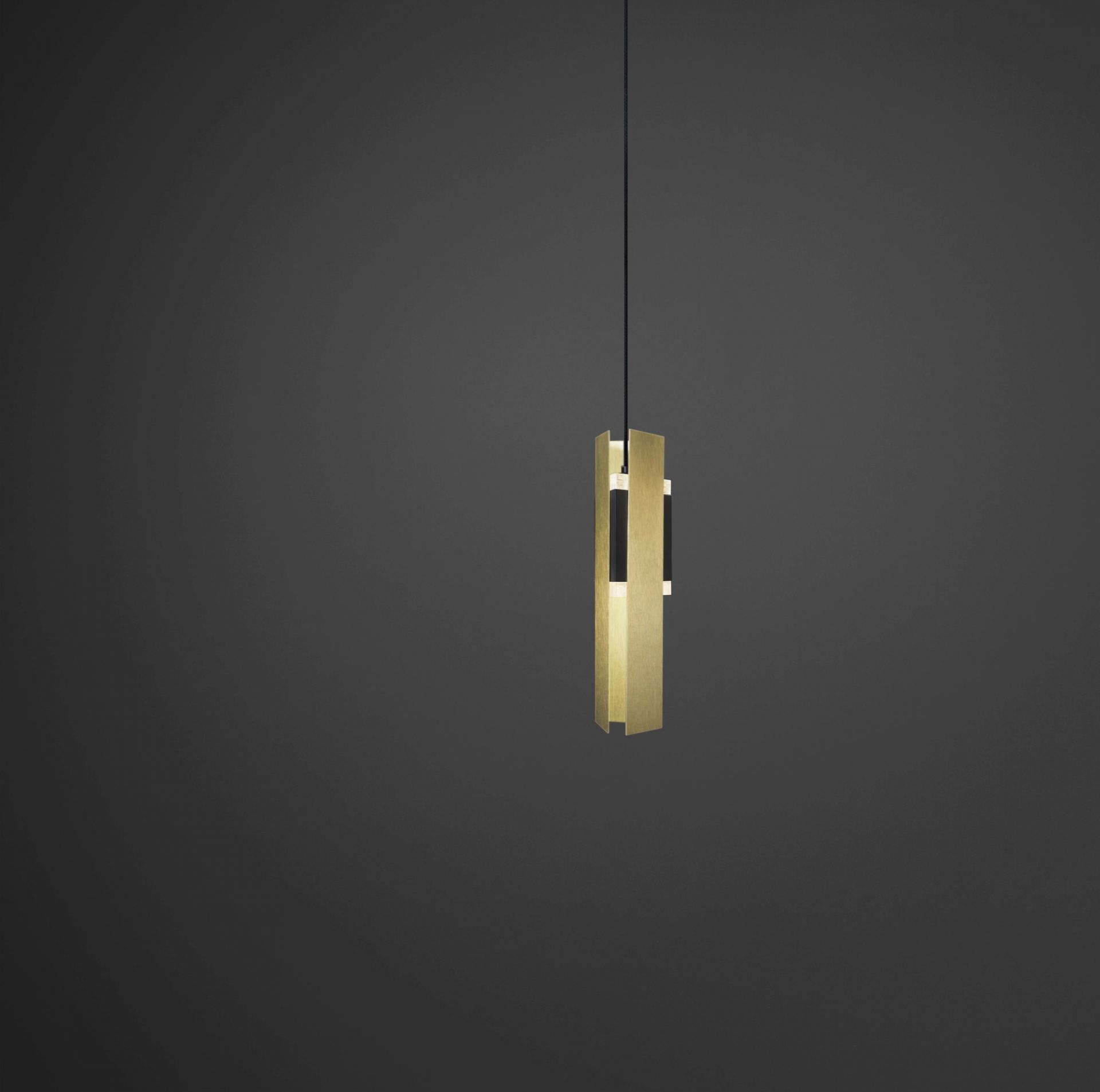 Excalibur Pendelleuchte von Tooy: Moderne Hängelampe aus Messing mit schwarzen Akzenten.