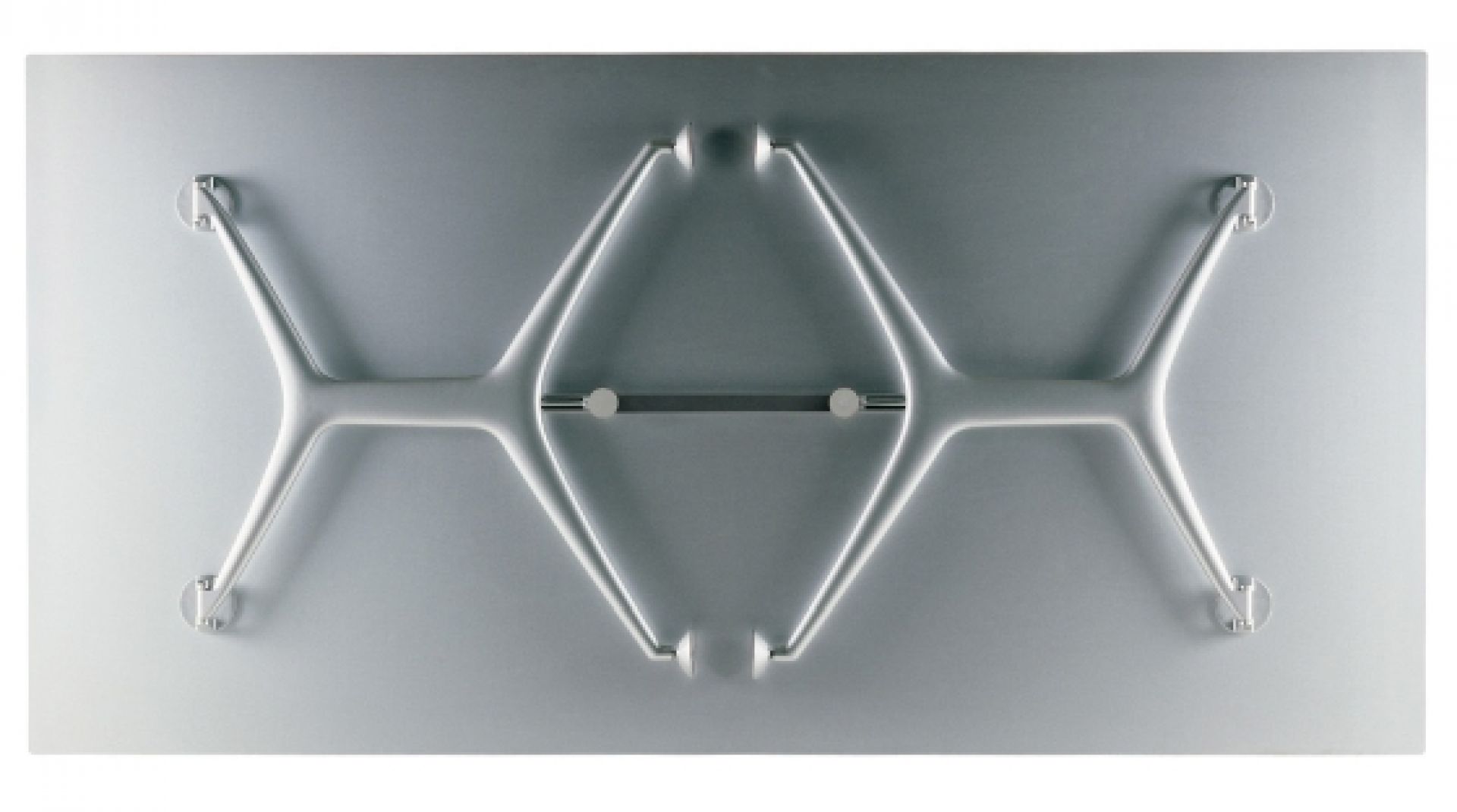 Detailaufnahme der Unterseite vom Frametable Tisch von Alias mit silbernem Gestell.