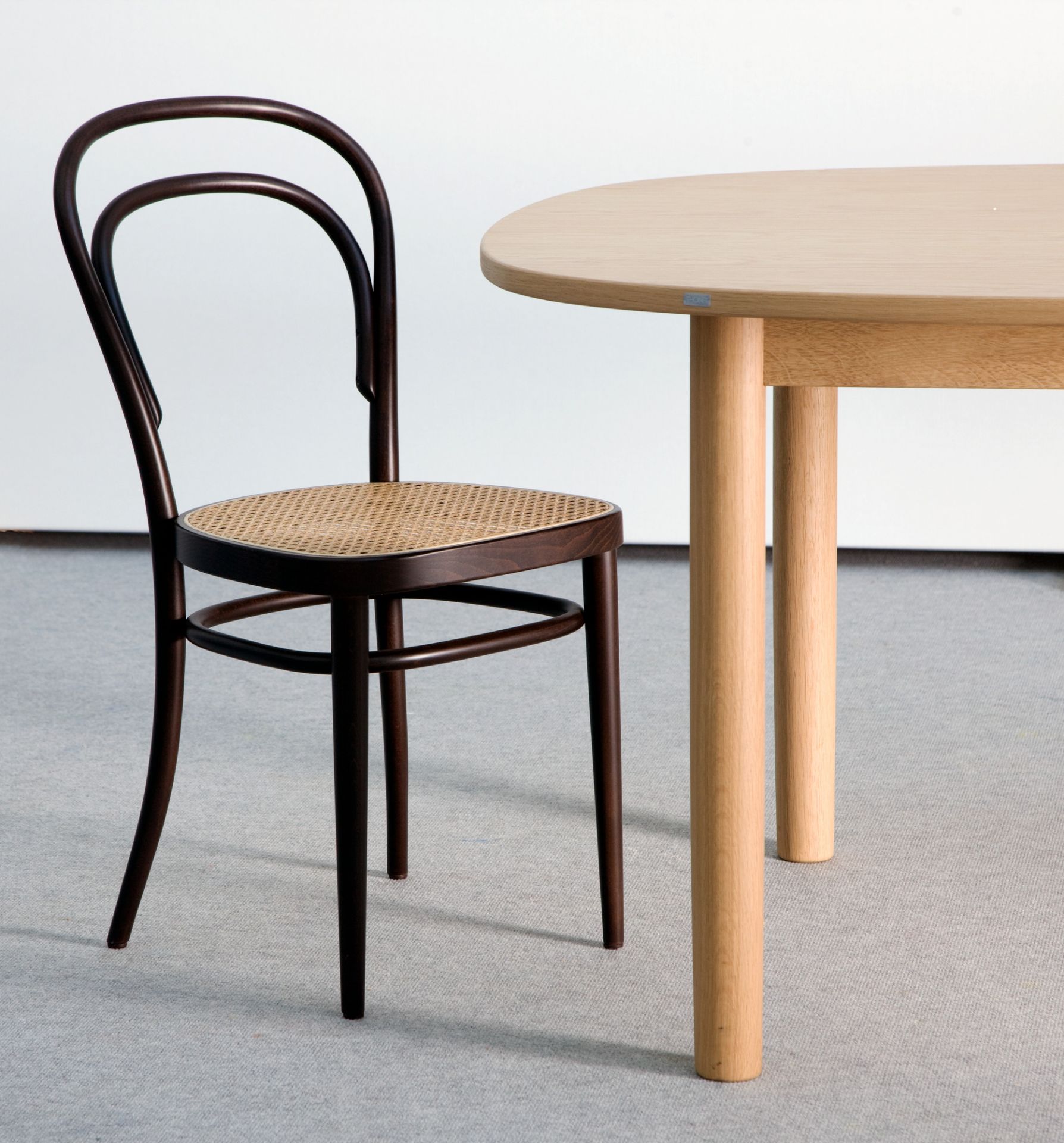 214 Bugholzstuhl mit Wiener Geflecht Sitzfläche und Holztisch, klassische Kaffeehausstuhl Möbel im Detail.