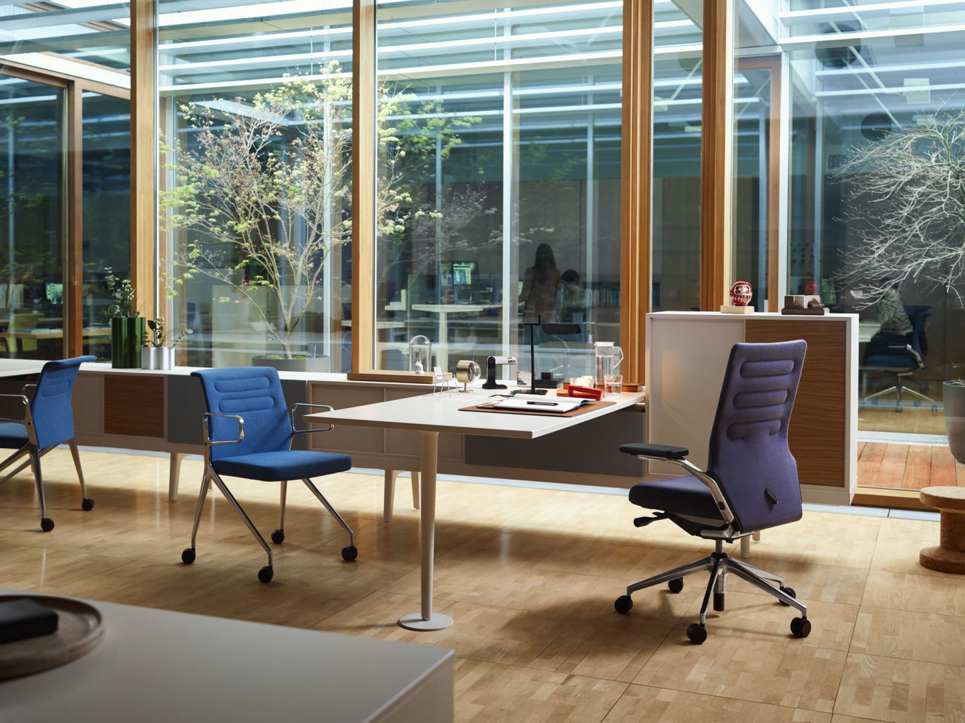 Büro mit AC5 Work Drehstuhl von Vitra in Blau und Violett, ohne Lendenwirbelstütze.