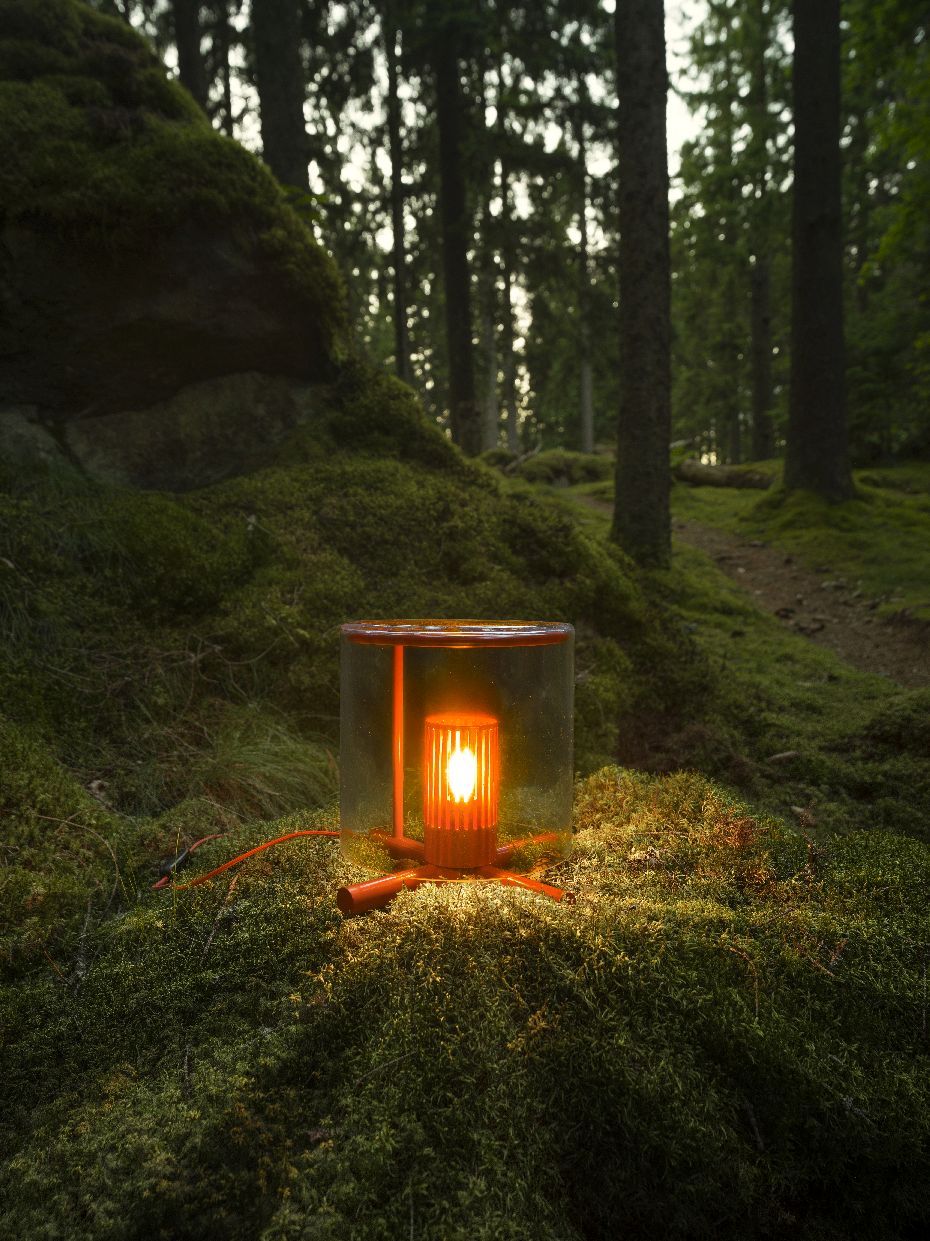 Fireplace Lamp Tischleuchte von Design House Stockholm im Wald, warmes Licht, modernes Design.