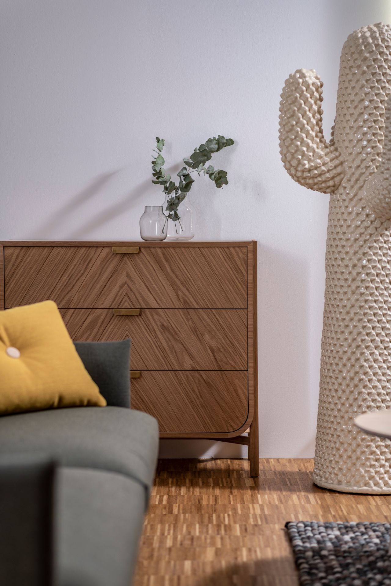 Detailaufnahme des Another Cactus Kaktus Kleiderständers von Gufram, ein Designobjekt für moderne Wohnräume.