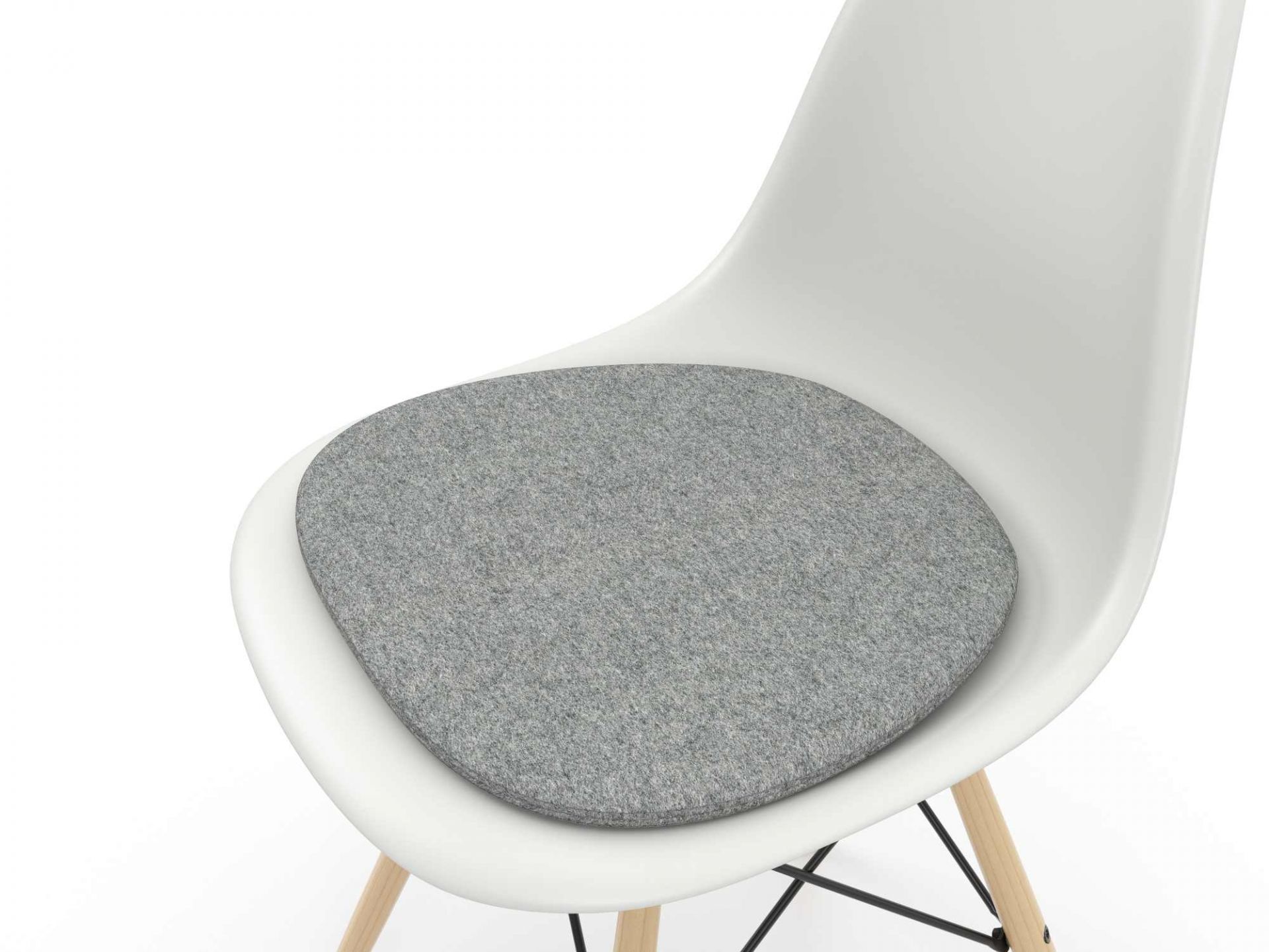 Graue Soft Seats Sitzauflage Typ B auf einem weißen Stuhl, Cosy Pebble grey.