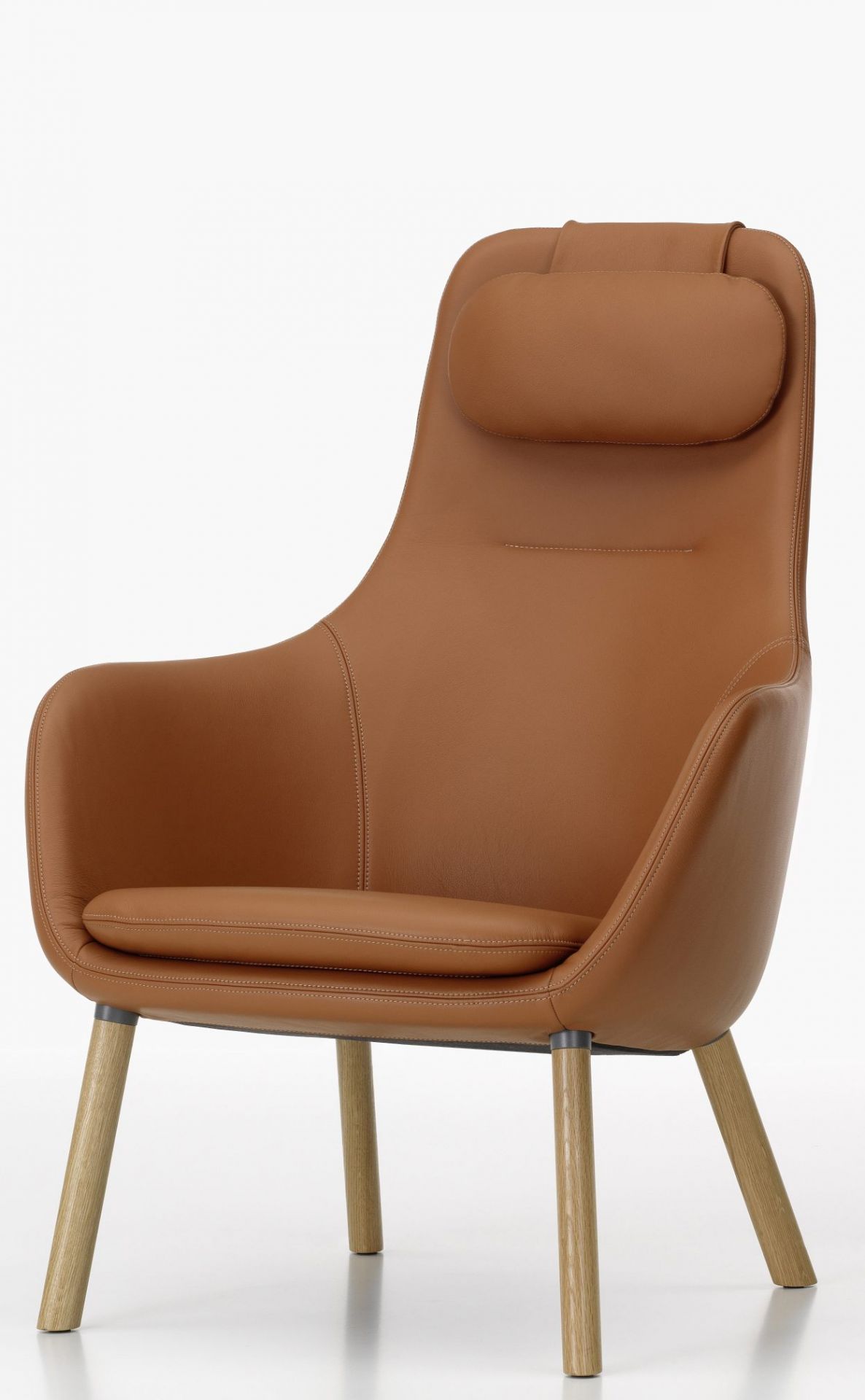 Vitra Hal Lounge Chair Sessel in braunem Leder mit losem Sitzkissen und Holzbeinen.