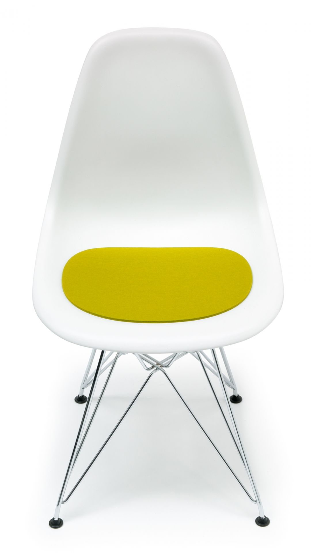 Weißer Eames Plastic Side Chair mit grüner Filz Sitzauflage von Hey Sign für mehr Komfort.