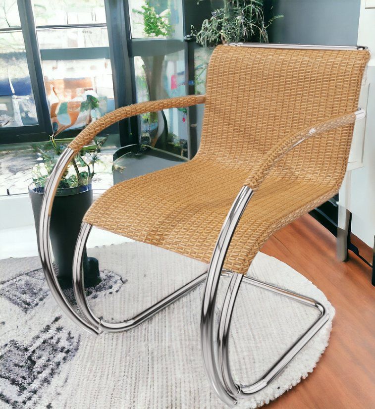 MR Stuhl mit Armlehnen von Knoll International: Rattan-Sitzfläche und verchromtes Stahlrohrgestell.