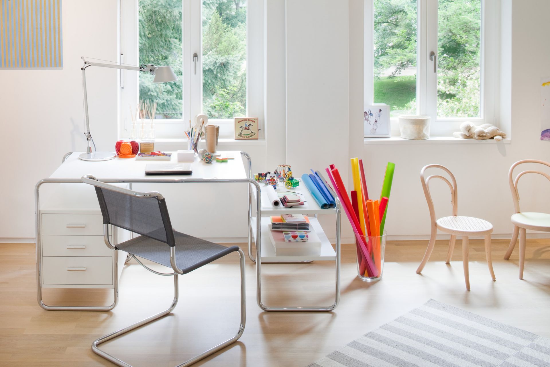 S 285 Stahlrohr Schreibtisch Thonet mit Stahlrohrstuhl und Ablagetisch in einem hellen, freundlichen Kinderzimmer.