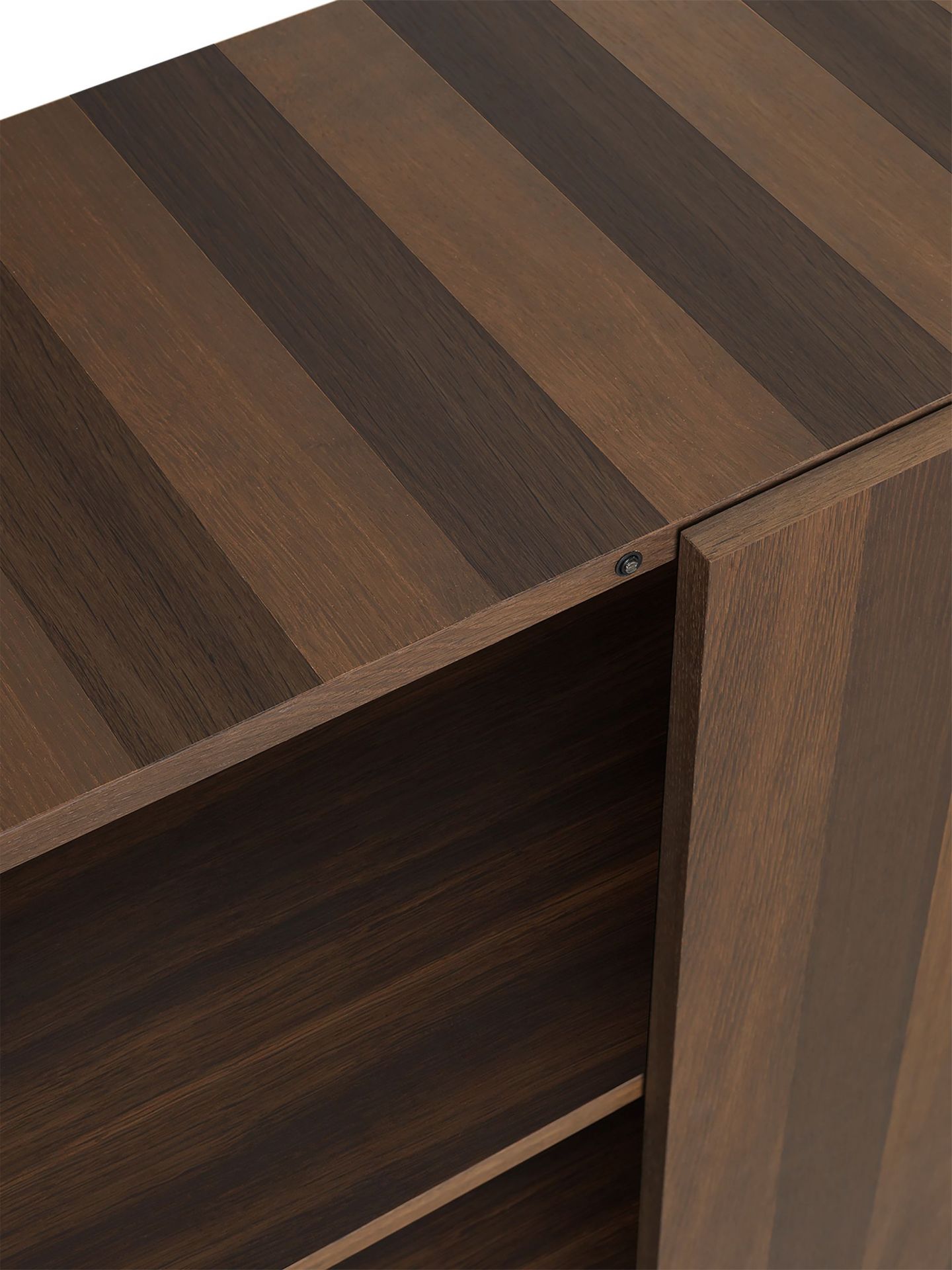 Detailaufnahme des Ferm Living Post Storage Schrank in geräucherter Eiche mit Regalböden.