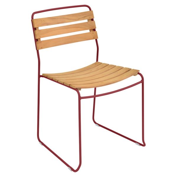 Fermob Surprising Chair Outdoor: Moderner Gartenstuhl mit rotem Metallgestell und Sitzfläche aus hellem Holz.