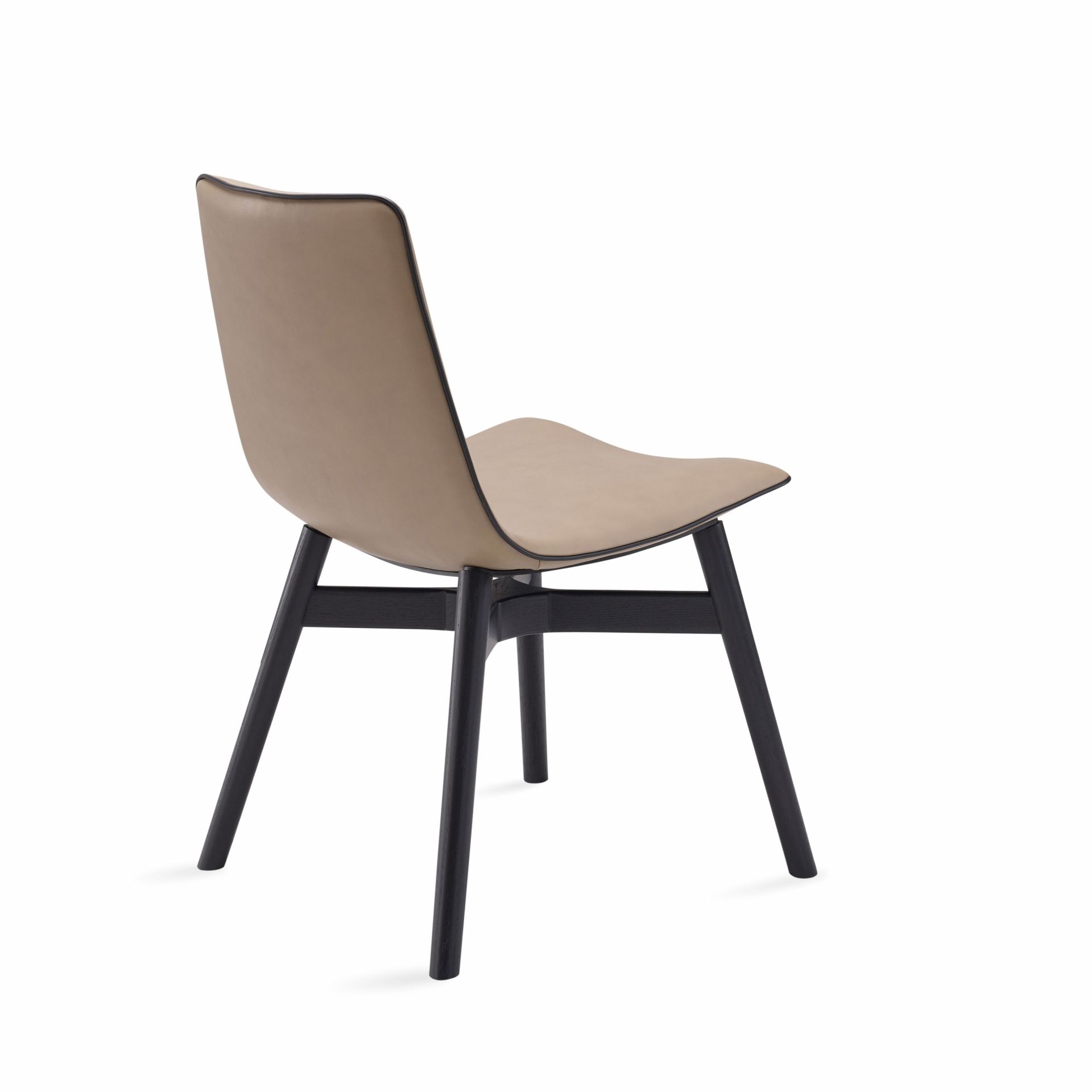 Amelie Basic Stuhl von Freifrau Manufaktur, Lederstuhl in Beige mit dunklem Holzgestell, Rückenansicht.