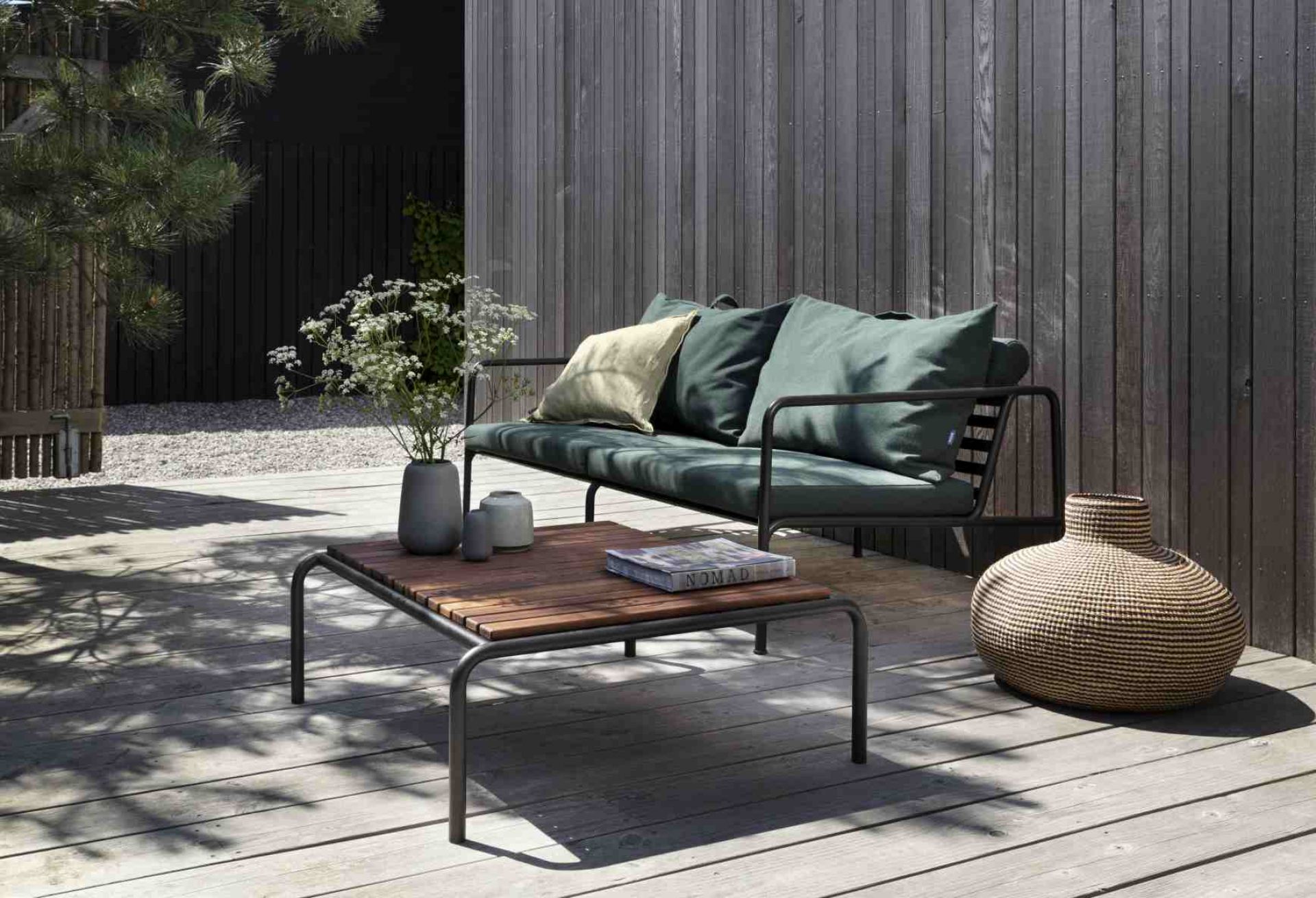 Avon Lounge Table Outdoor Tisch von Houe aus Holz und Metall mit Sofa im Garten.