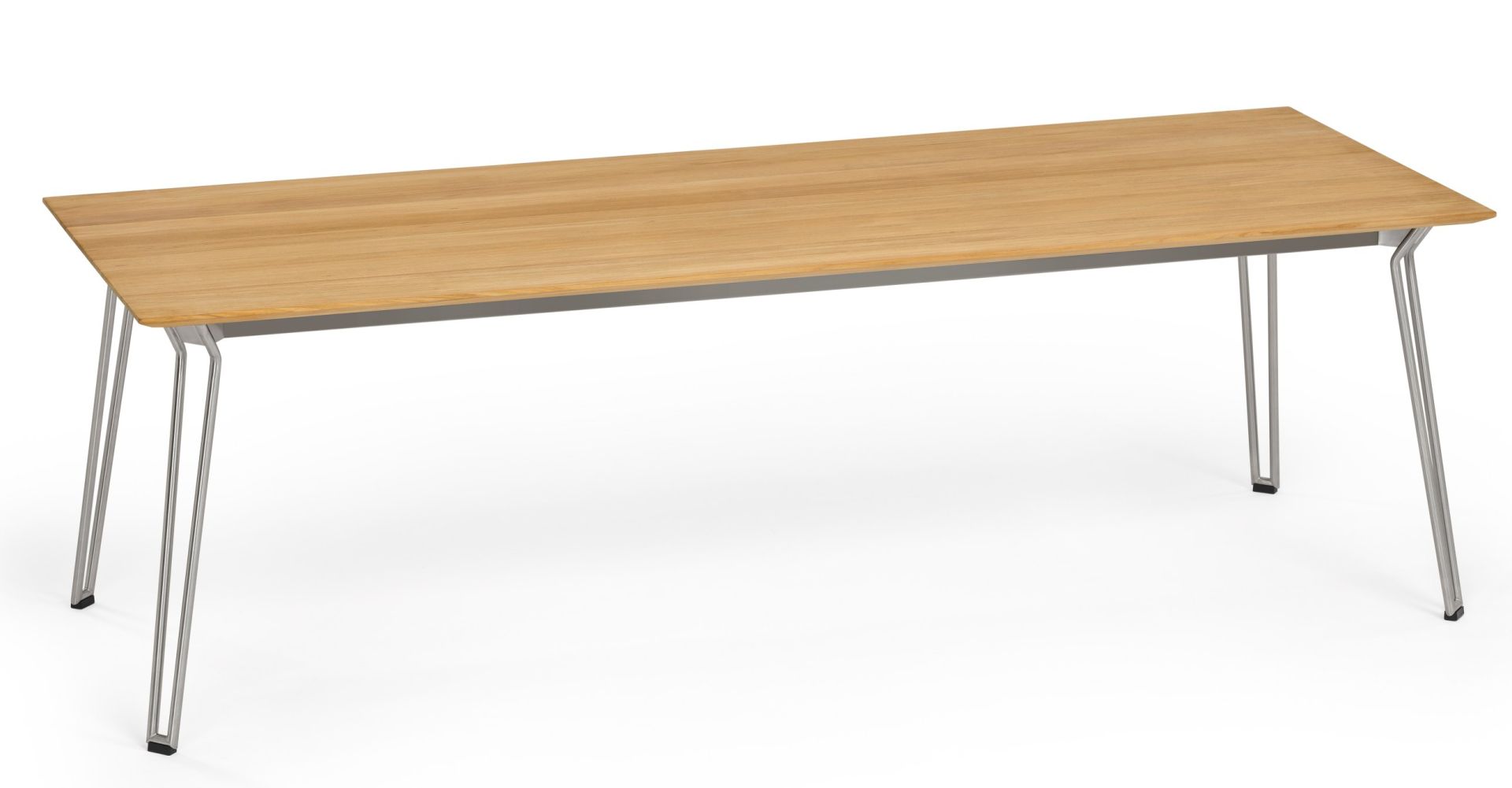 Slope Tisch von Weishäupl, Esstisch für den Außenbereich mit Holzplatte und filigranem Metallgestell.