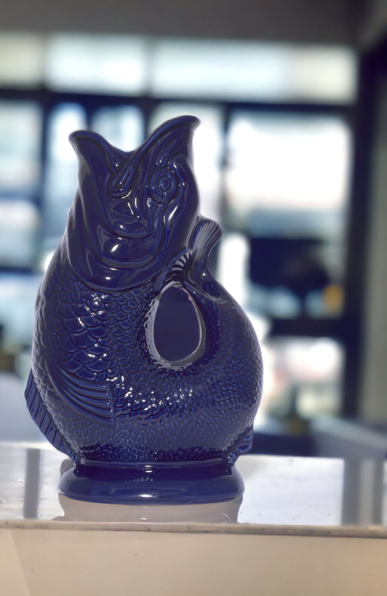 Dunkelblaue Gluckigluck Fischkaraffe in XL Größe, Keramikvase mit Fischdesign für Wasser oder Blumen.