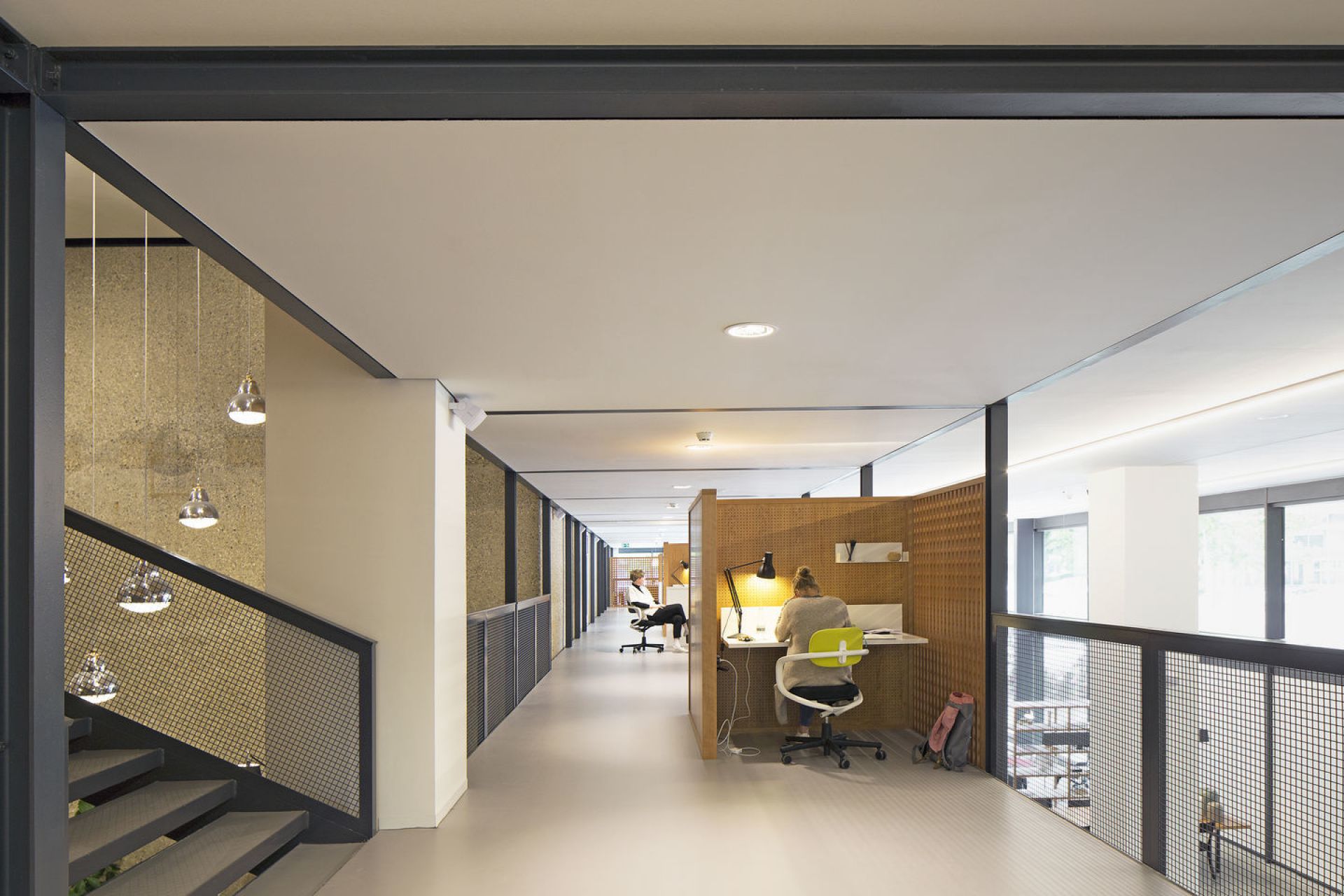 Helles Büro mit Arbeitsplätzen und einem Allstar Bürodrehstuhl mit Netzrückenlehne in einem modernen Coworking-Space.
