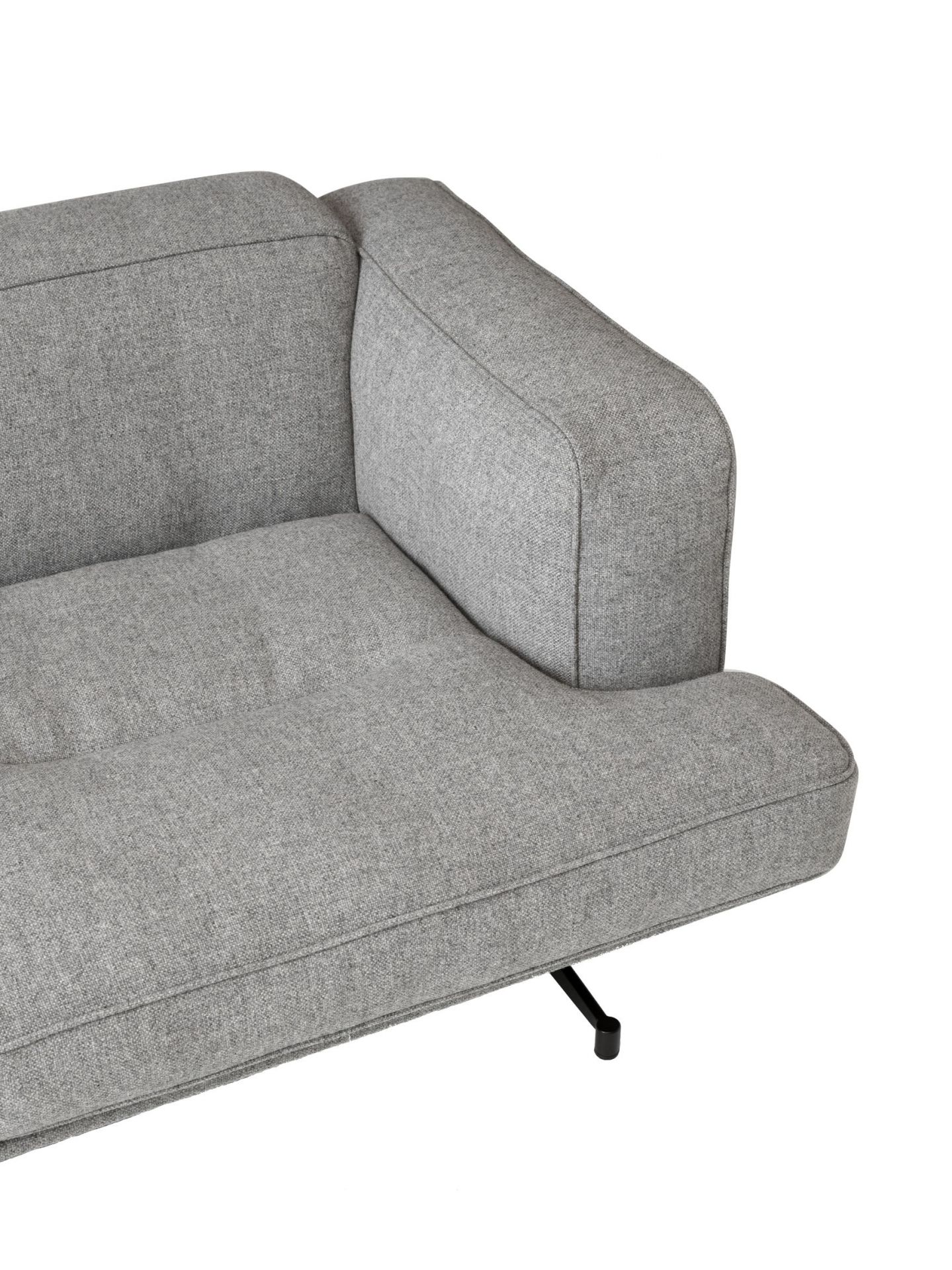 Detailaufnahme des grauen AndTradition Inland Sofas mit Armlehne und schwarzem Fuß.