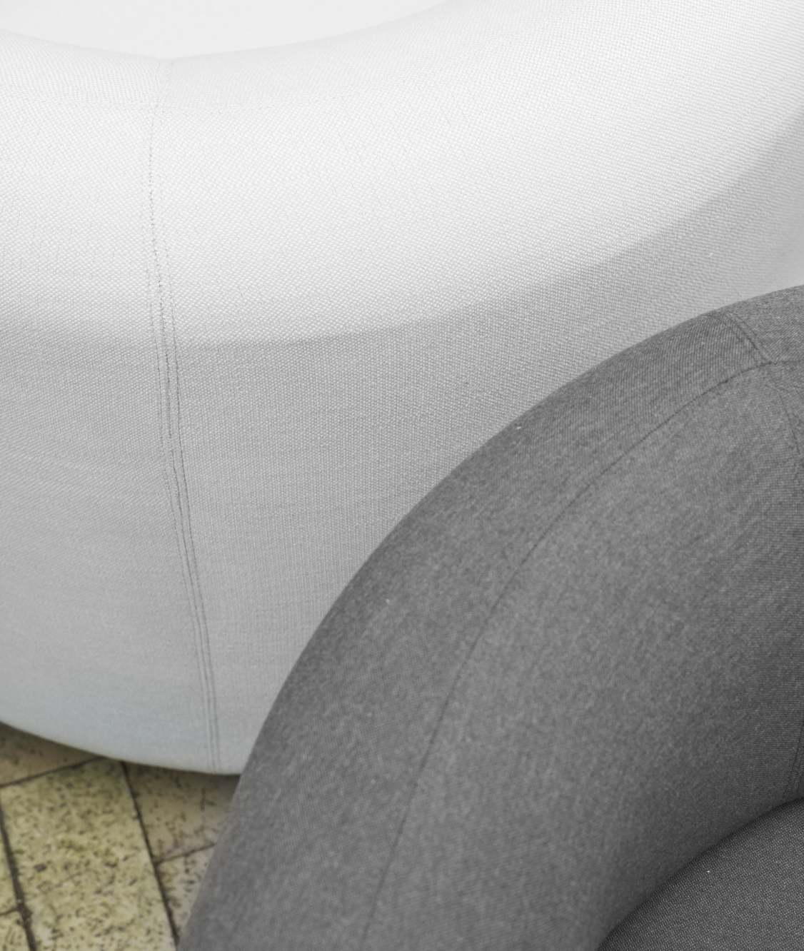 Detailaufnahme: Weißer und grauer Burra Lounge Chair Sessel von Normann Copenhagen für den Außenbereich.