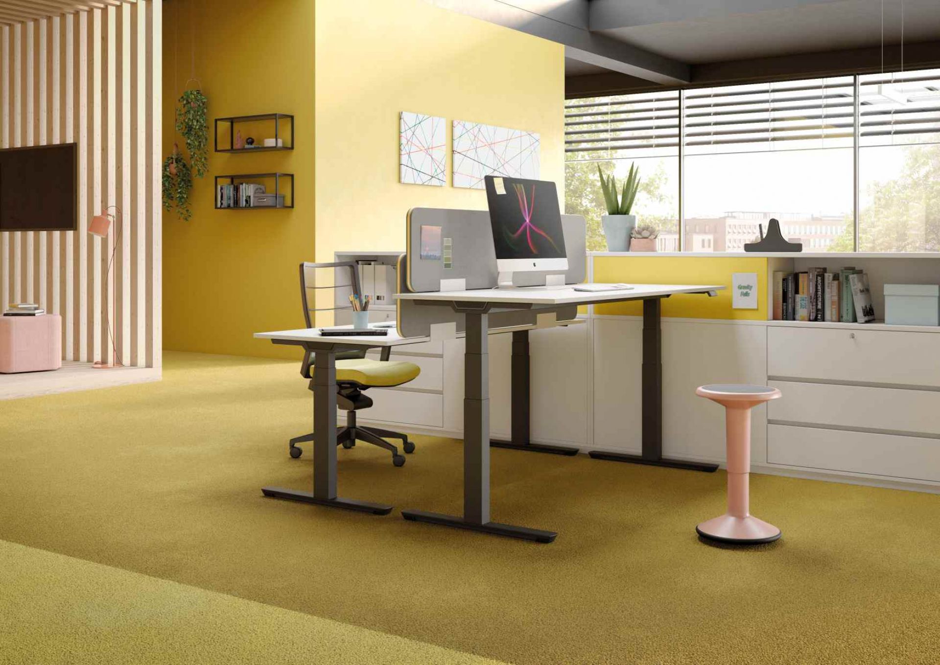Büro mit Palmberg Crew T Schreibtisch, höhenverstellbar, mit Büromöbeln und gelbem Teppich für ergonomisches Arbeiten.