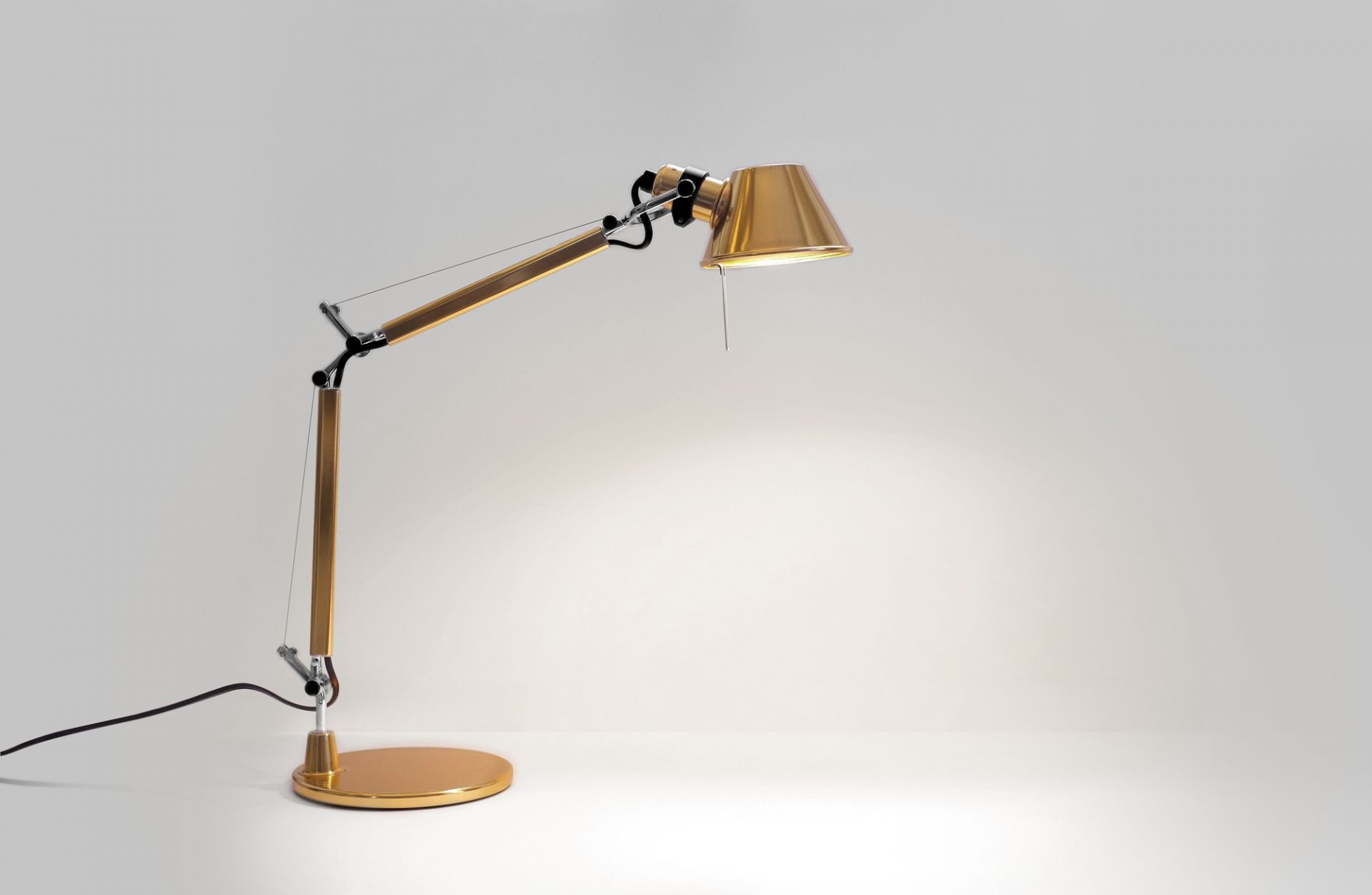 Goldene Tolomeo Micro Tischleuchte von Artemide mit verstellbarem Arm und rundem Fuß für Schreibtisch.