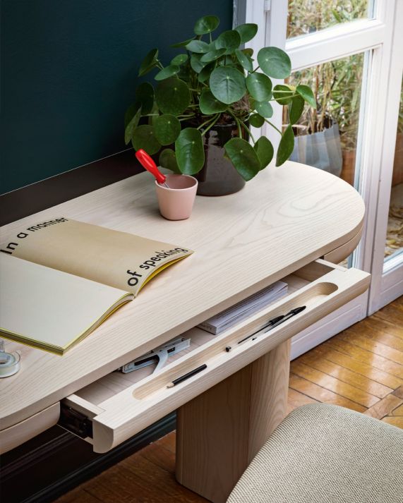 Jumbo Konsolentisch von Miniforms aus hellem Holz mit Schublade, Stiften und Pflanze.