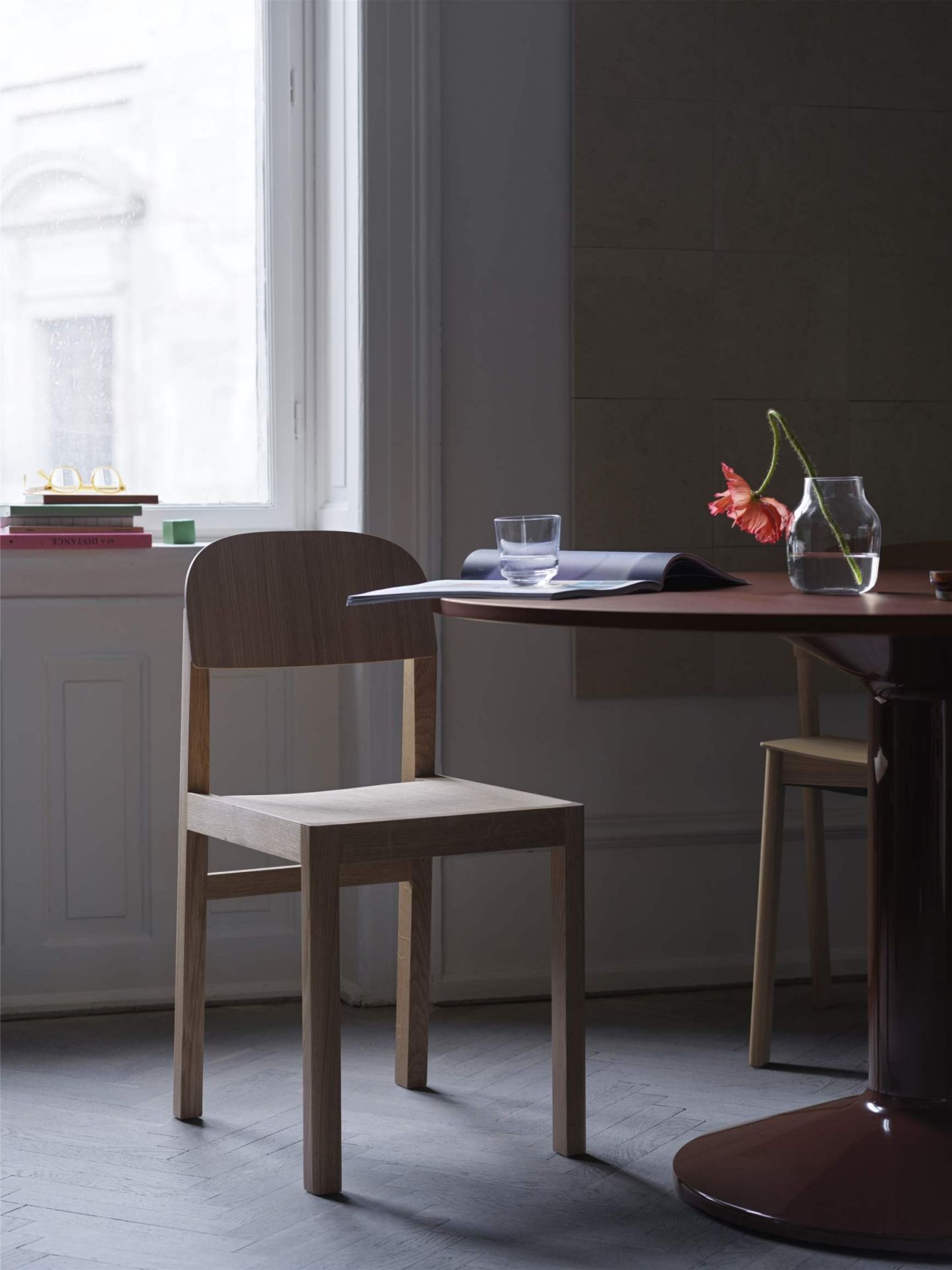 Muuto MIDST Table Esstisch mit Stuhl in einem hellen Raum, minimalistisches Design mit Blume in Vase.