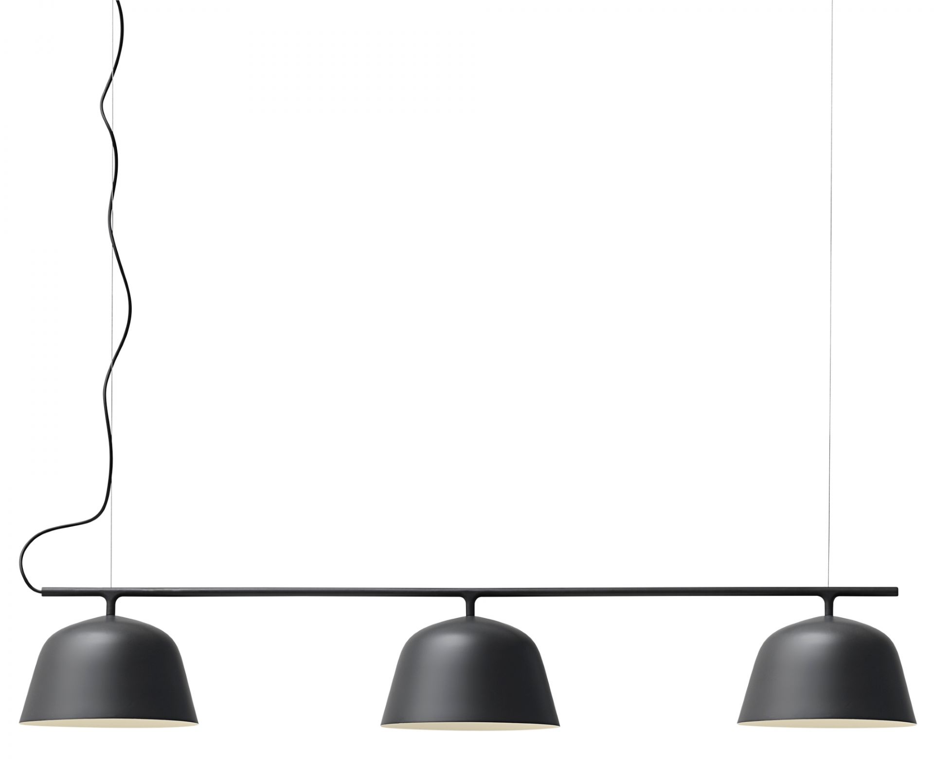 Graue Muuto Ambit Rail Lamp Pendelleuchte mit drei Lampenschirmen und schwarzem Kabel.