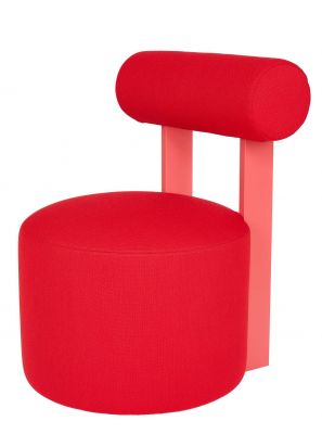 Roter Schönbuch Hocker Faye mit Rückenlehne, gepolstert und modernem Design für Wohnraum.