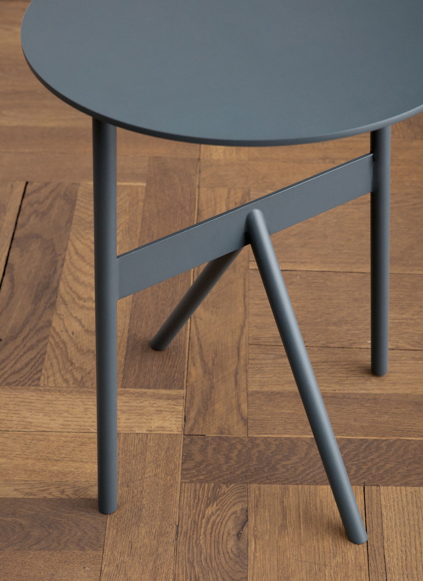 Nahaufnahme des grauen Normann Copenhagen Stock Table Beistelltisches auf einem Holzboden, modernes Design.