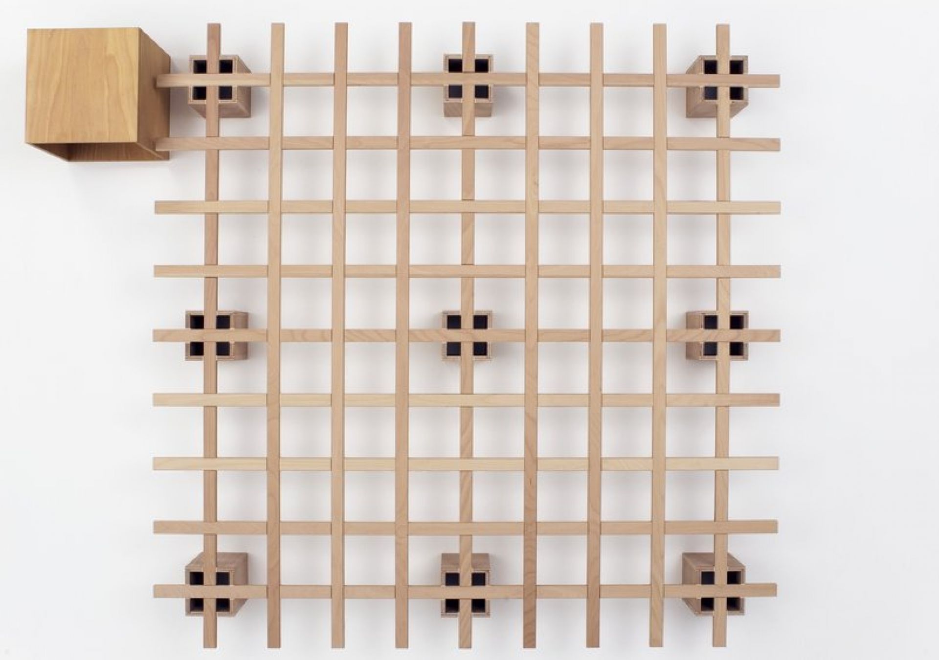 Tojo System Bett mit Cube : Modulares, helles Holz Bettgestell mit quadratischen Verbindungselementen und Nachttisch.