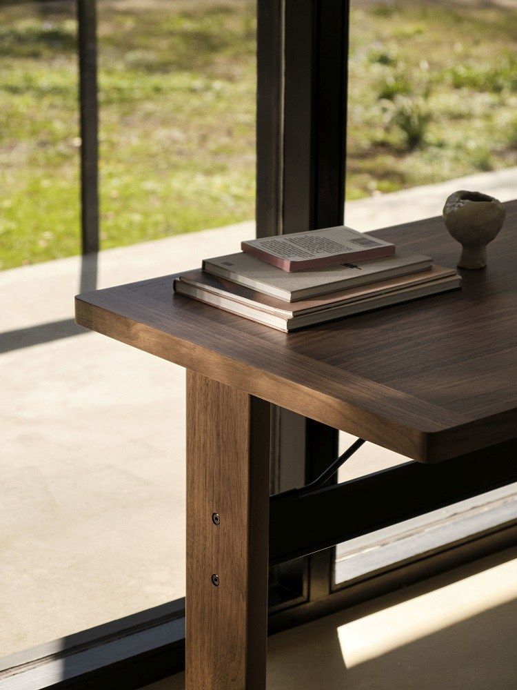 Detailaufnahme vom Hay Passerelle Desk Schreibtisch aus Holz, mit Büchern und Dekoration auf der Tischplatte.
