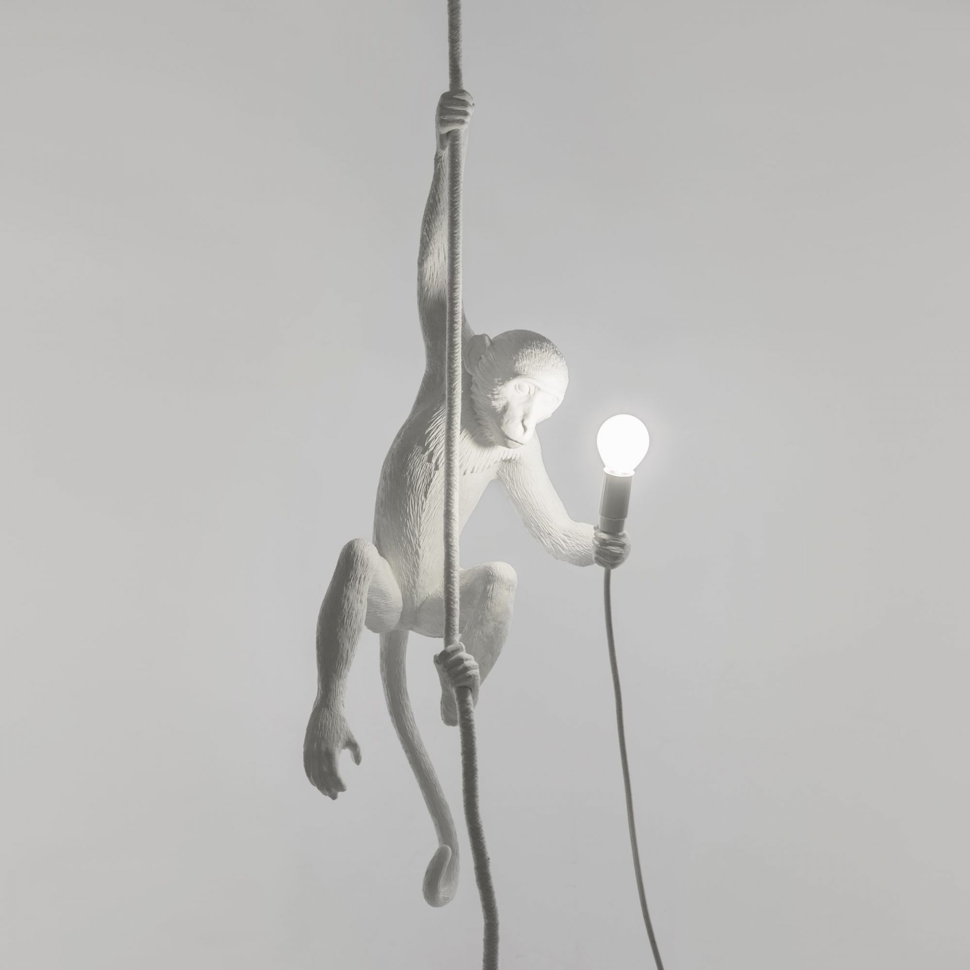 Weiße Monkey Lamp Pendelleuchte von Seletti, Affe hält Glühbirne und klettert an einem Seil.