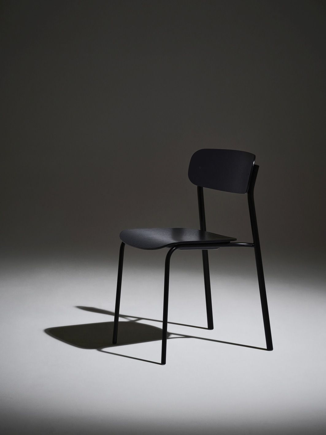 Schwarzer S 243 Stahlrohrstuhl von Thonet, ein minimalistischer Designklassiker für Esszimmer und Büro.