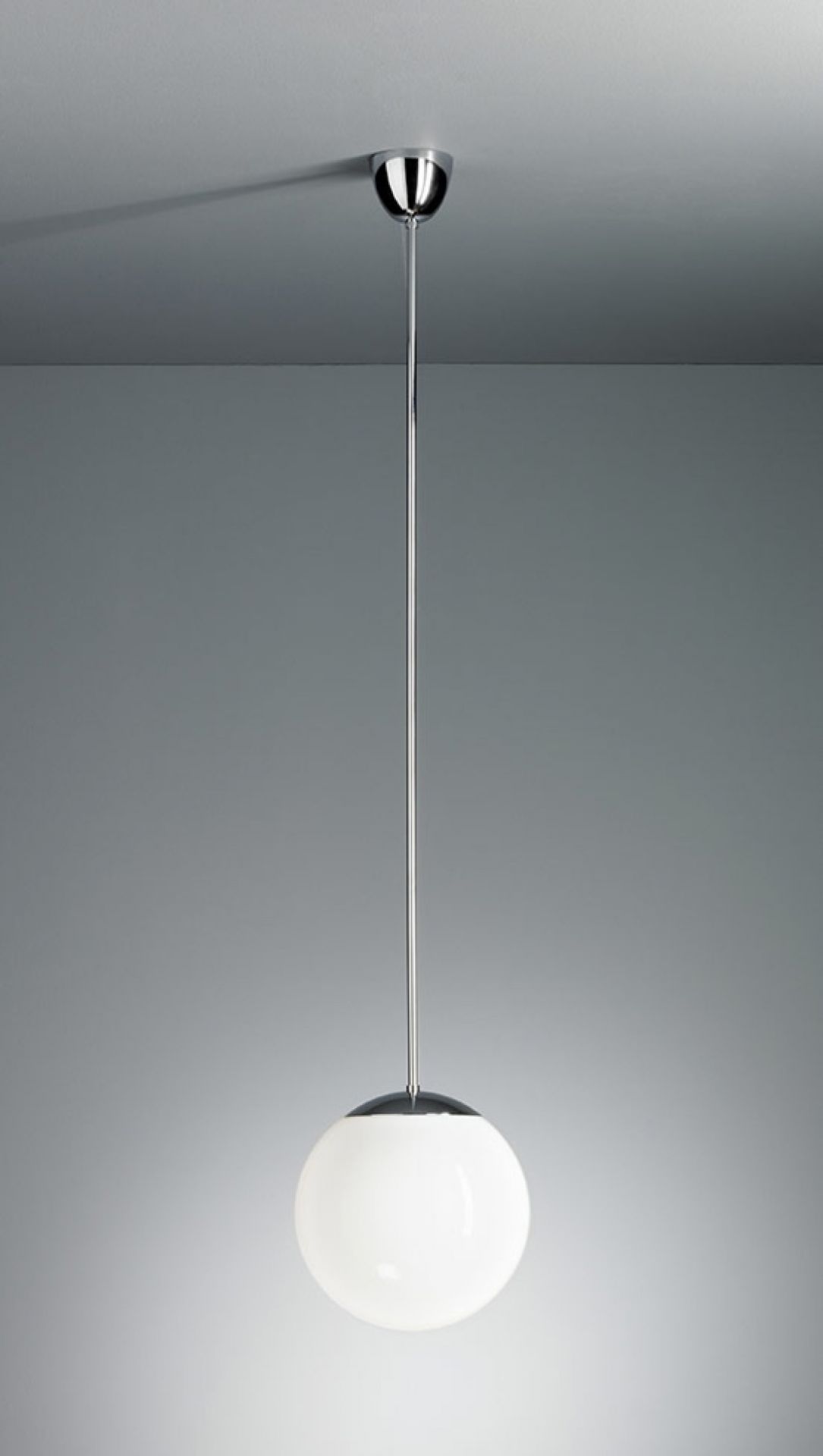 HL 99 Pendelleuchte mit Ø30 cm Opalkugel, Tecnolumen Design Lampe für Wohnräume.