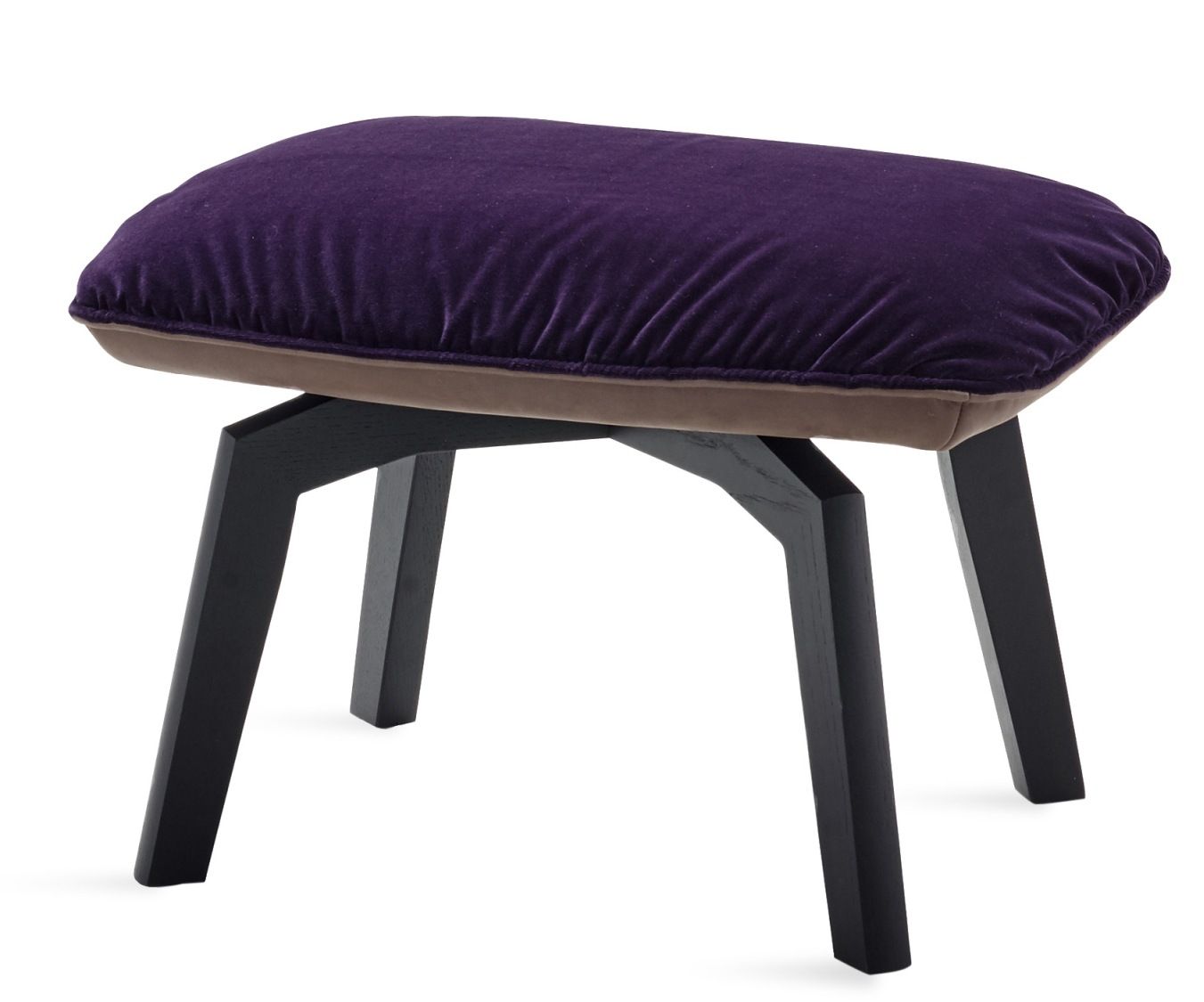 Marla Ottoman von Freifrau Manufaktur mit lila Samtbezug und schwarzen Holzfüßen, modernes Möbeldesign.