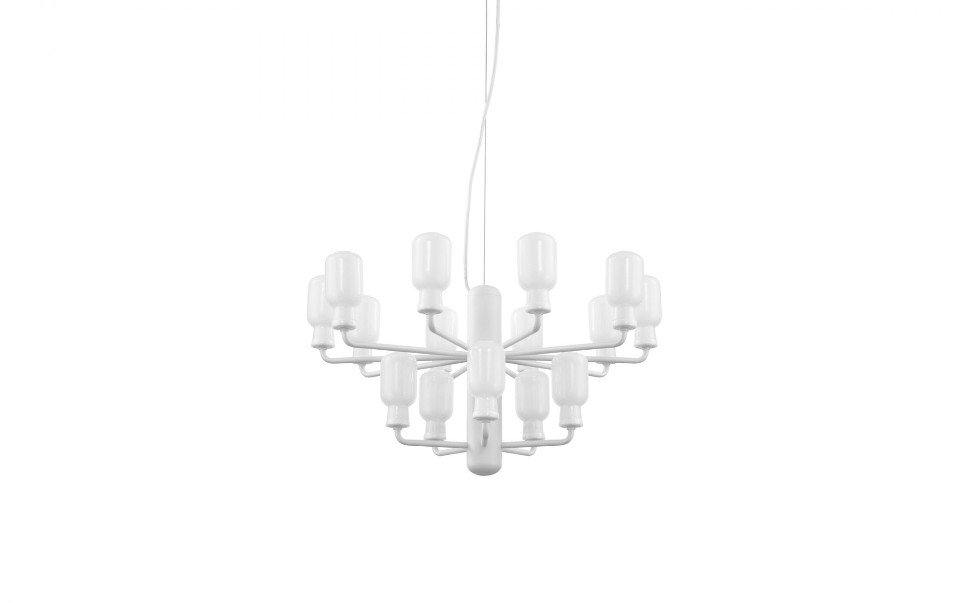 Weiße Amp Chandelier Pendelleuchte von Normann Copenhagen mit vielen Leuchtmitteln. Moderne Deckenleuchte.
