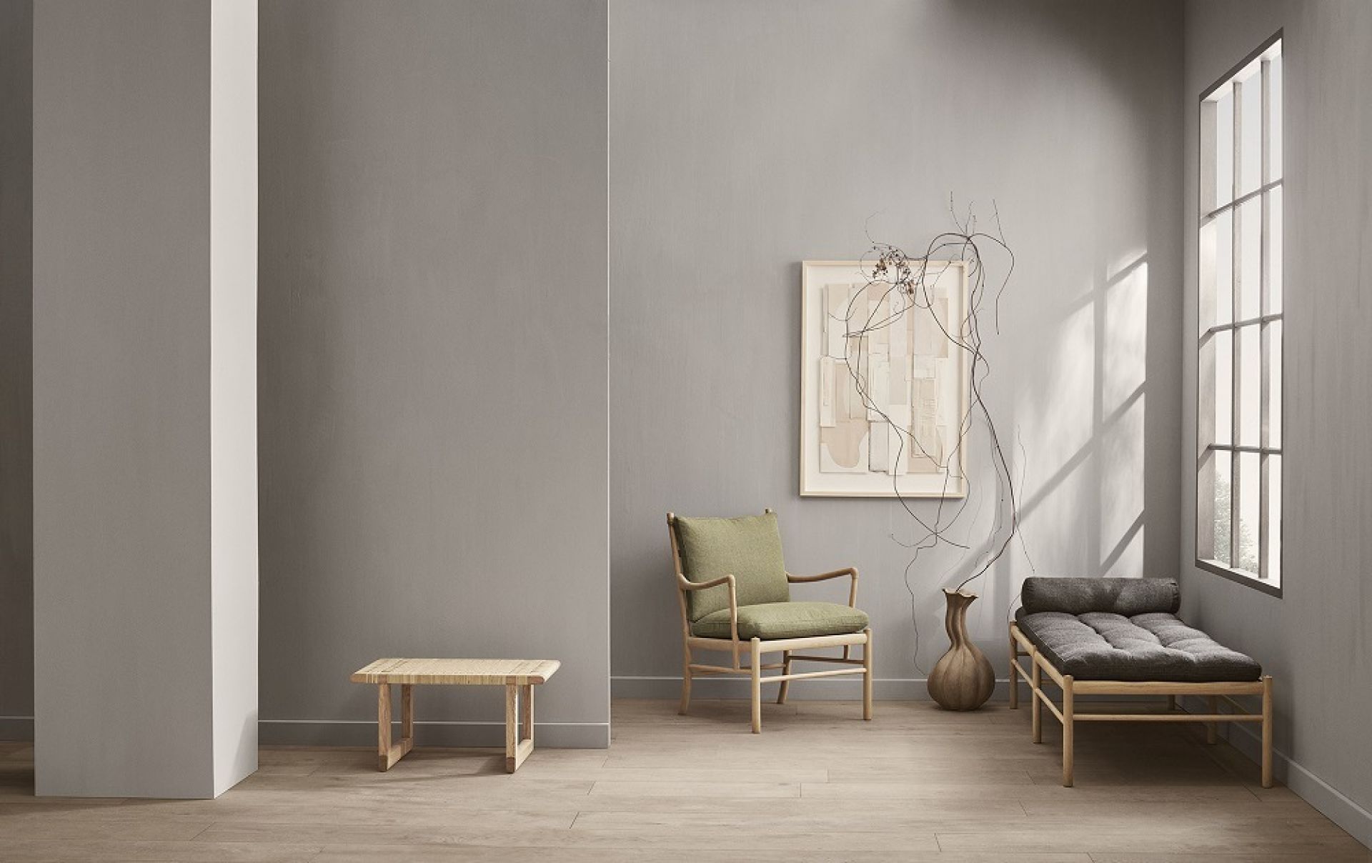 Helle Raumansicht mit Borge Mogensen Ishockel, Sessel und kleiner Bank von Carl Hansen & Søn.